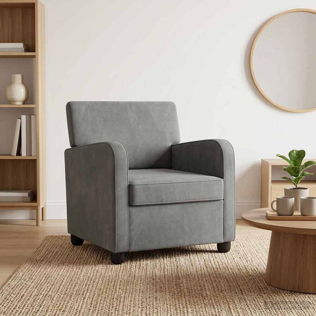 Grauer gepolsterter Sessel in einem minimalistischen Wohnzimmer, neben einem Holz-Beistelltisch mit Pflanze und Tasse, mit Regalen und Wandspiegel im Hintergrund.