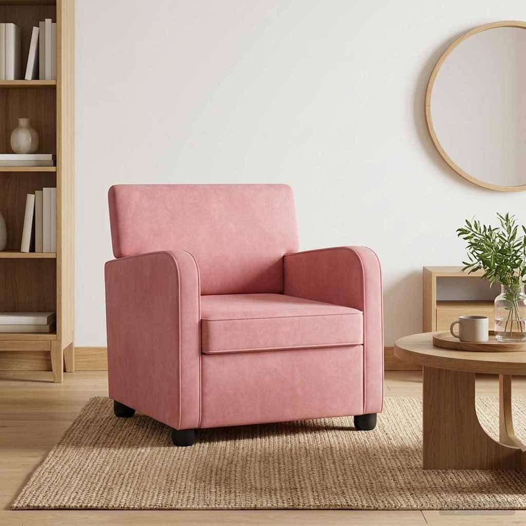 Rosafarbener Polstersessel in der Mitte auf einem Juteteppich in einem modernen Wohnzimmer mit Holzmöbeln und einem runden Wandspiegel.