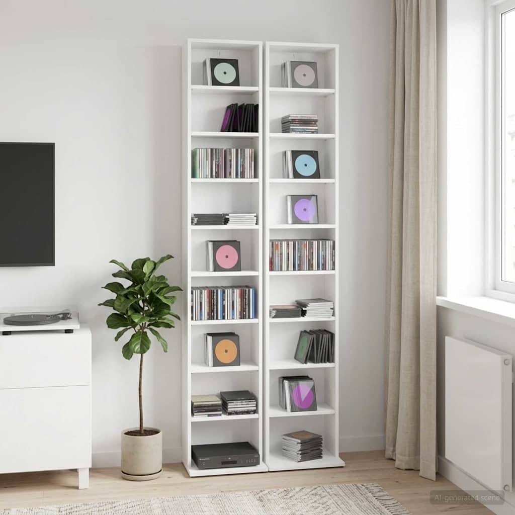 Minimalistisches Wohnzimmer mit zwei weißen Regalen, die Schallplatten und Bücher enthalten, einer Topfpflanze, einem Fernsehtisch und einem Fenster mit Vorhängen.