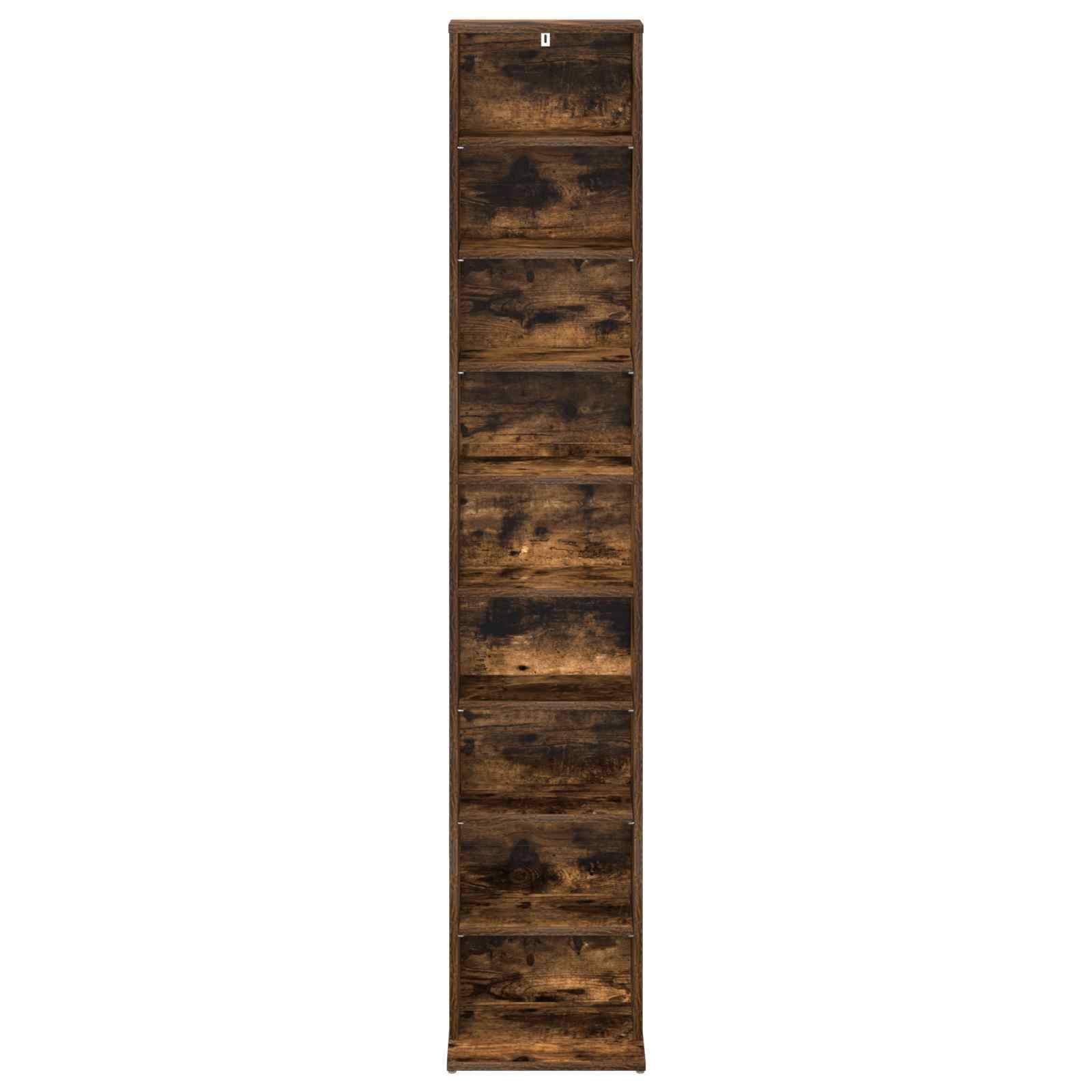 Hohe schmale rustikale Holzwandregal oder Schrank mit mehreren offenen Fächern, Frontansicht auf weißem Hintergrund.