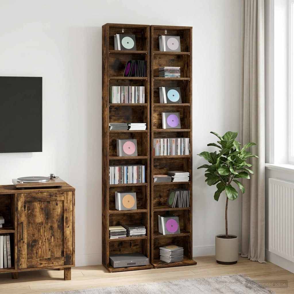 Zwei hohe hölzerne CD-Regale voller Scheiben stehen in einem hellen Wohnzimmer neben einer Pflanze, einem Fernsehschrank, einem Fenster und Vorhängen.