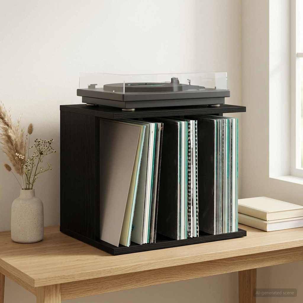 Plattenspieler auf einem schwarzen Vinyl-Lagerregal mit Alben, auf einem Holztisch neben einer Vase und gestapelten Büchern in der Nähe eines Fensters.
