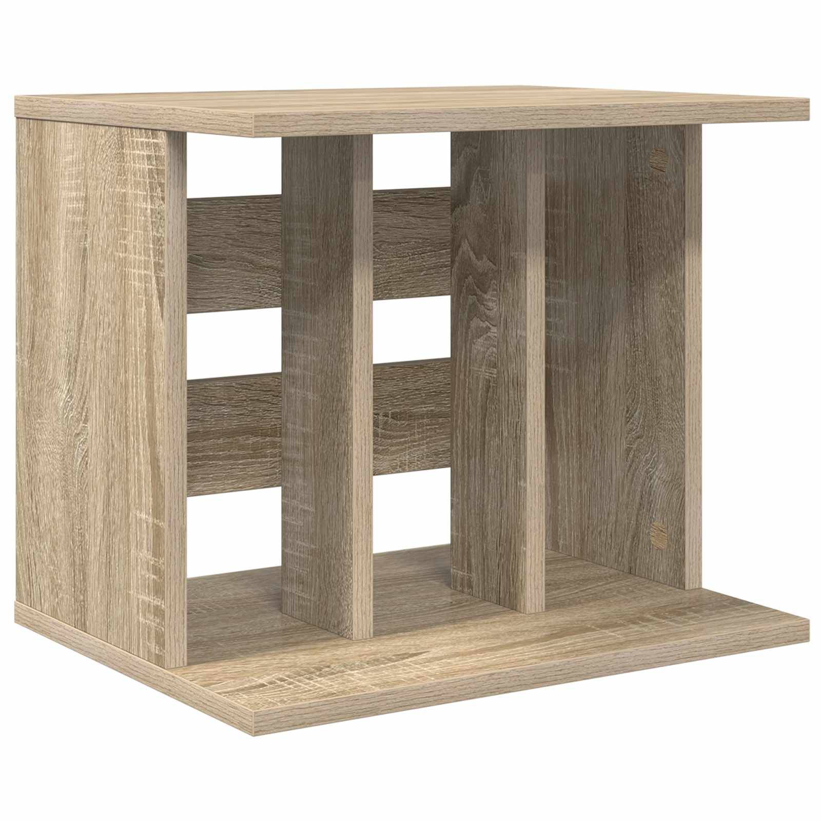 Helles Holzwürfelregal mit offenen Fächern und ebener Ober- und Unterseite, isoliert auf weißem Hintergrund dargestellt.
