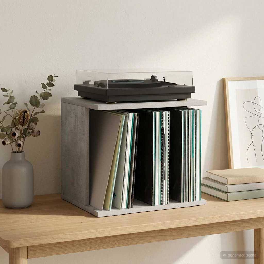 Plattenspieler auf einem würfelförmigen Plattensregal gefüllt mit Schallplatten, mit einer Vase, gerahmter Kunst und gestapelten Büchern auf einem Holztisch