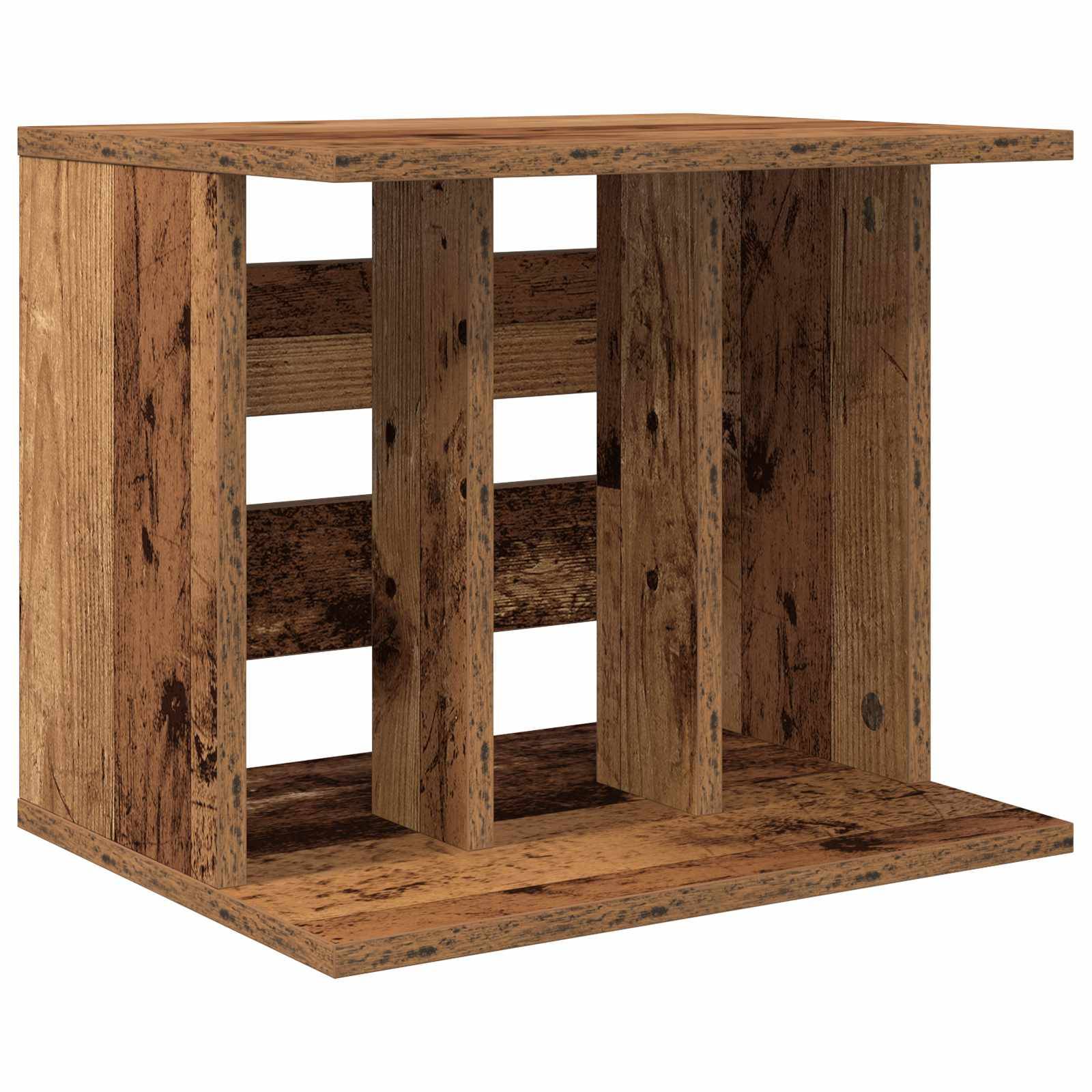 Ein rustikales Holzregal oder Hocker in Würfelform mit offenem Lattenmuster in der Mitte, gezeigt vor einem weißen Hintergrund.