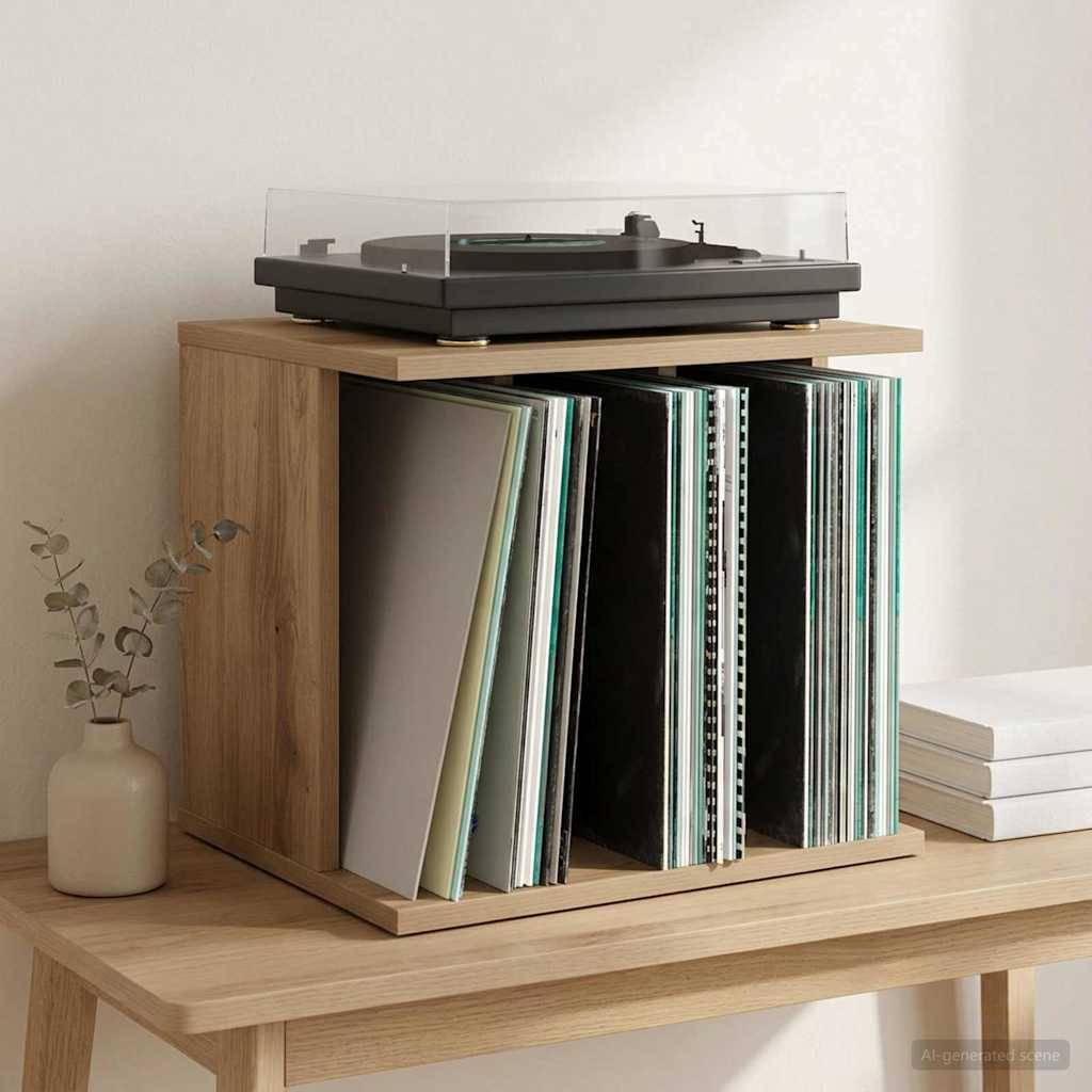 Plattenspieler auf einem hölzernen Schallplattenregal mit Schallplatten, einer Vase und gestapelten Büchern auf einer minimalistischen Tischplatte.