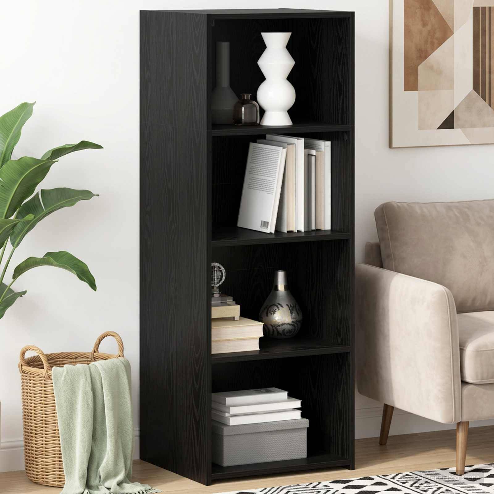 Schwarzes Holzregal im Wohnzimmer mit Dekoration, Büchern, Körben und einem beigen Sessel neben einer Wandkunst.