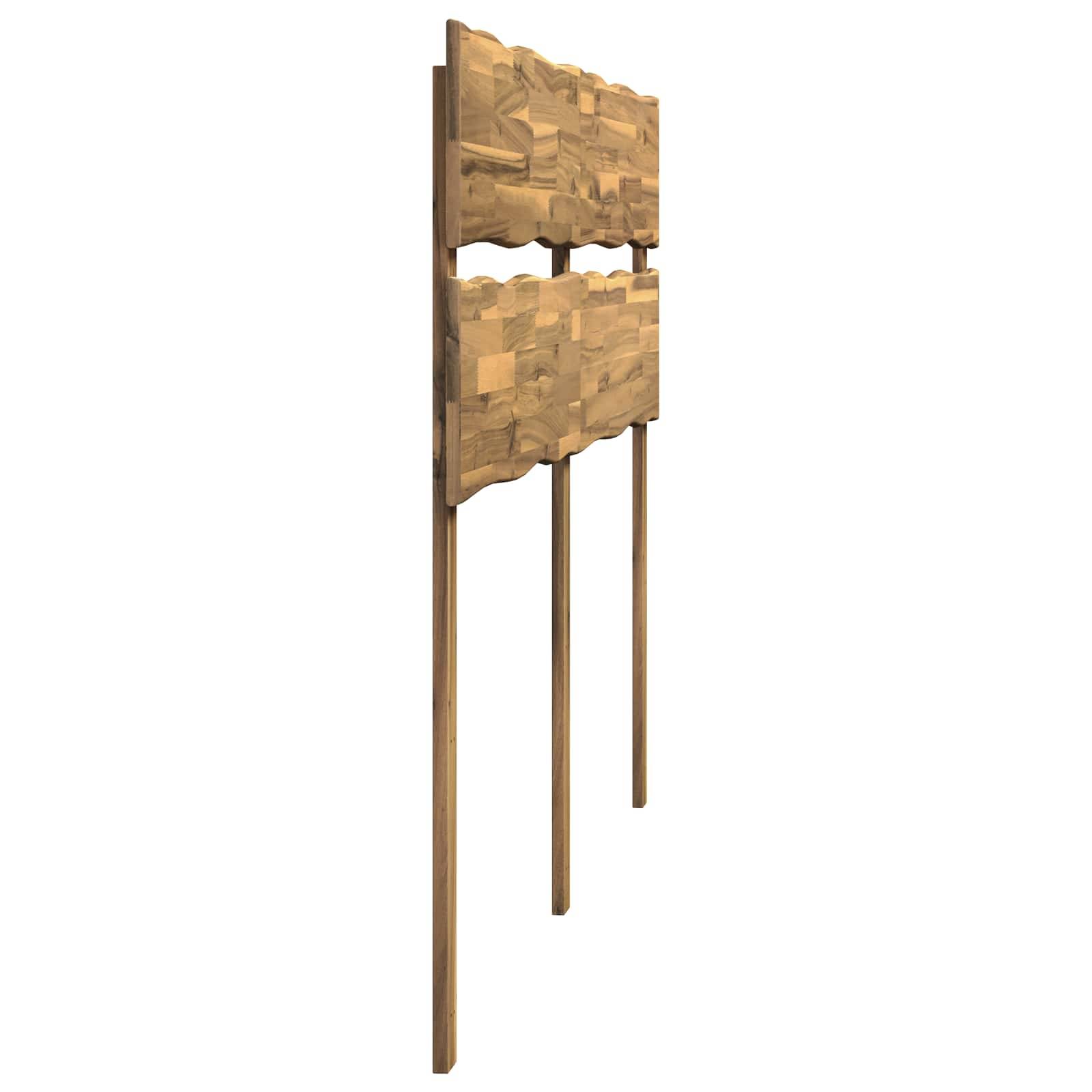 Holzschild mit zwei strukturierten Paneelen, die auf drei vertikalen Pfosten montiert sind, isoliert auf weißem Hintergrund.