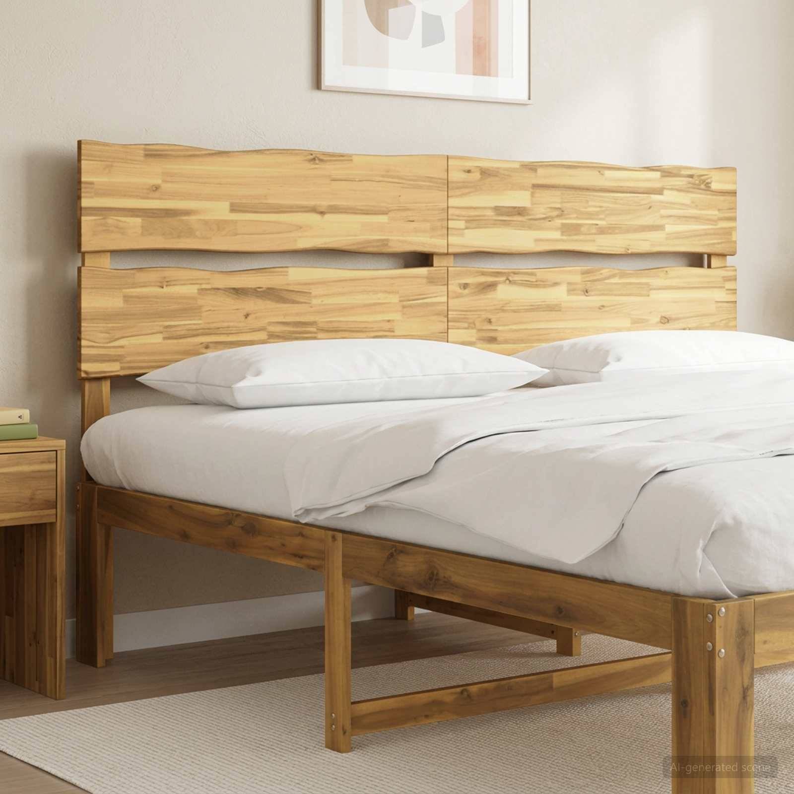 Ein Holzbett mit lattenförmigem Kopfteil, weißer Bettwäsche und einem Nachttisch in einem minimalistischen Schlafzimmer.