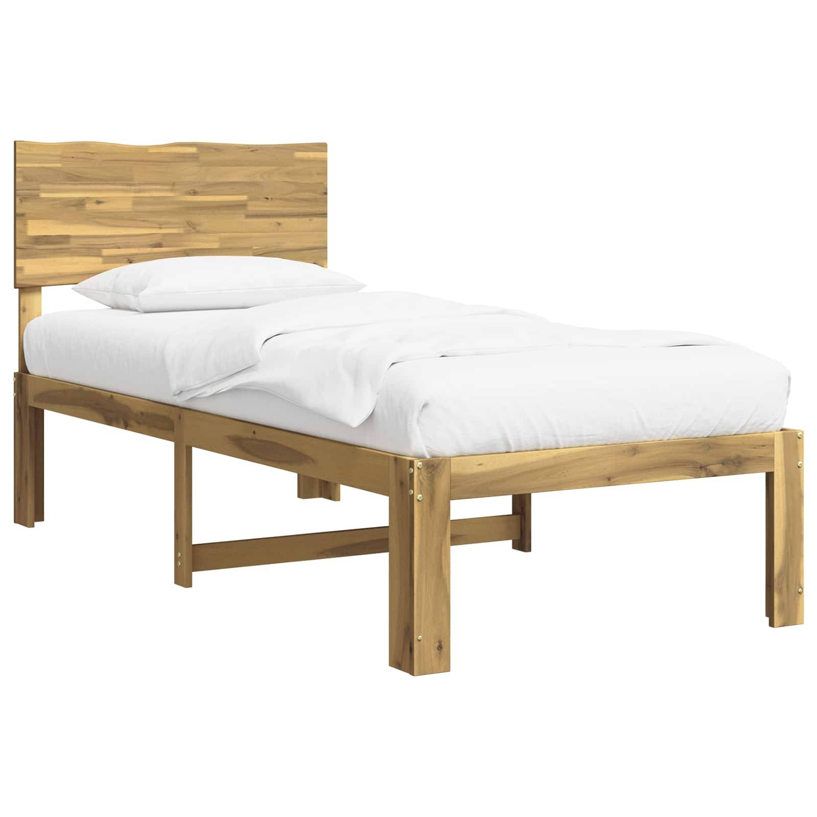 Holzrahmen für ein Bett mit Kopfteil und weißer Bettwäsche auf weißem Hintergrund.