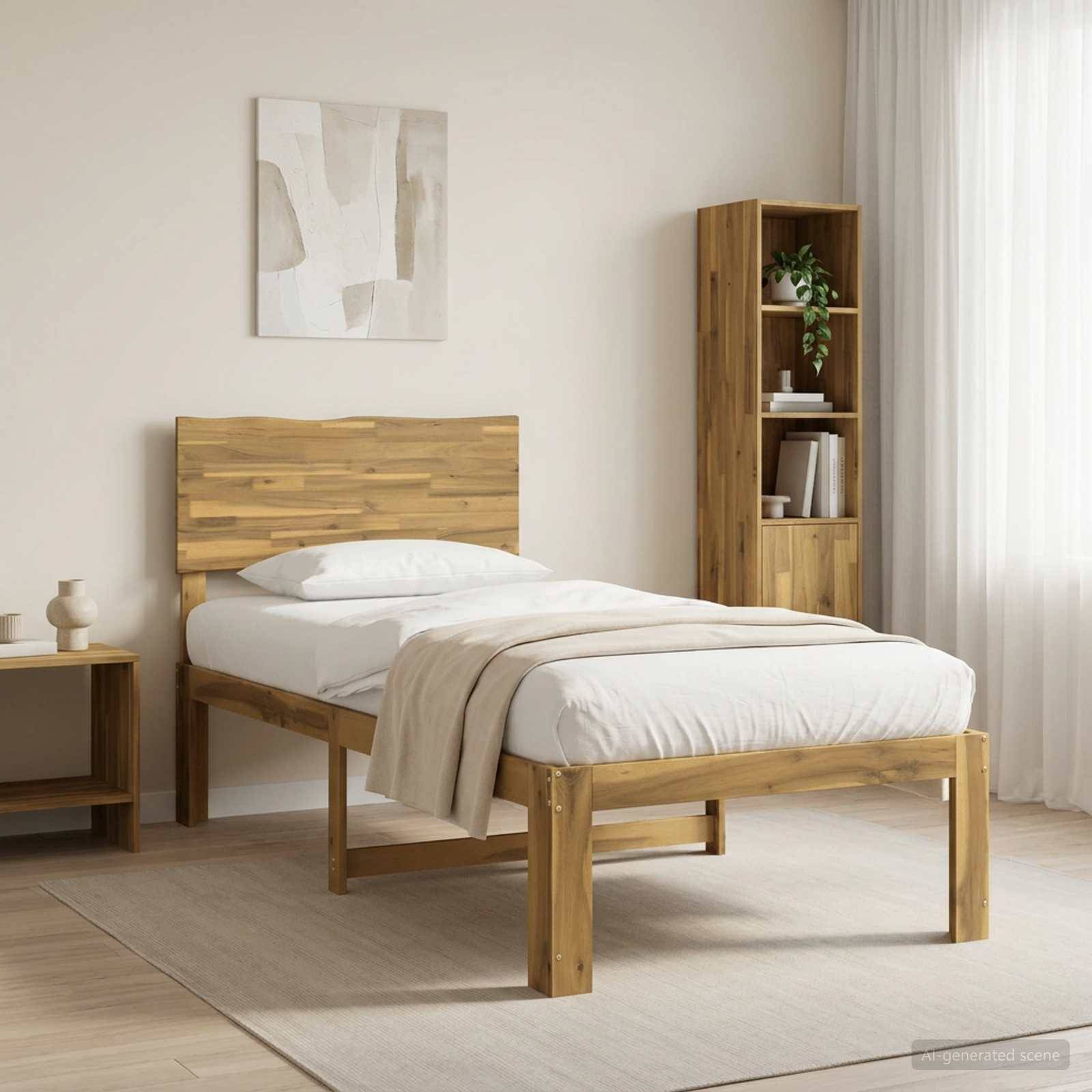 Minimales Schlafzimmer mit einem Holzbett, weißer Bettwäsche, Nachttisch, Bücherregal, abstrakter Wandkunst und weichem Naturlicht von einem Fenster.