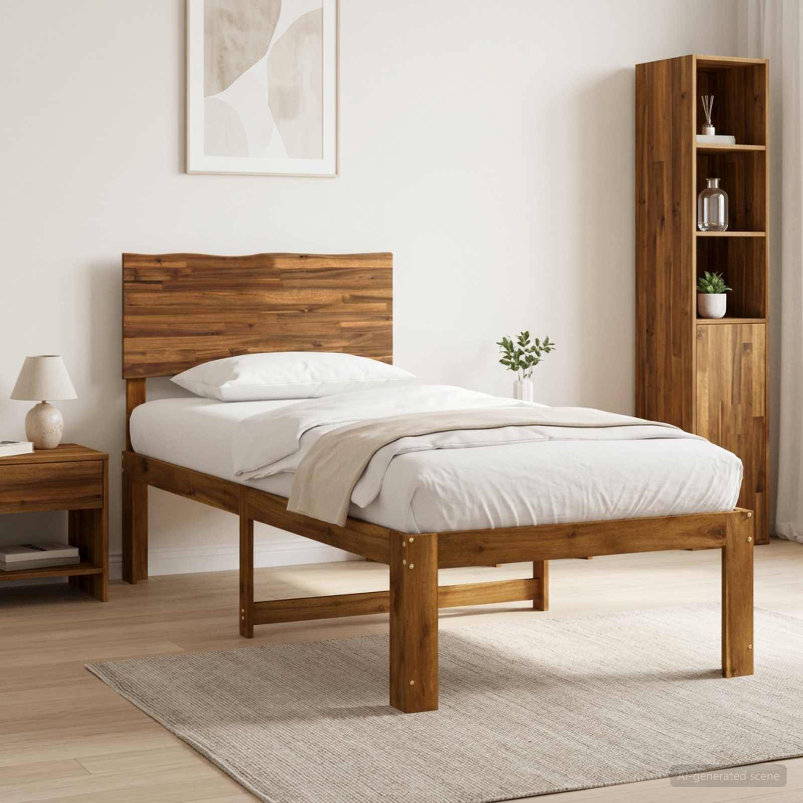 Minimalistisches Holzbett mit weißer Bettwäsche in einem hellen, modernen Schlafzimmer neben einem Nachttisch, einer Lampe und einer hohen Regalanlage.