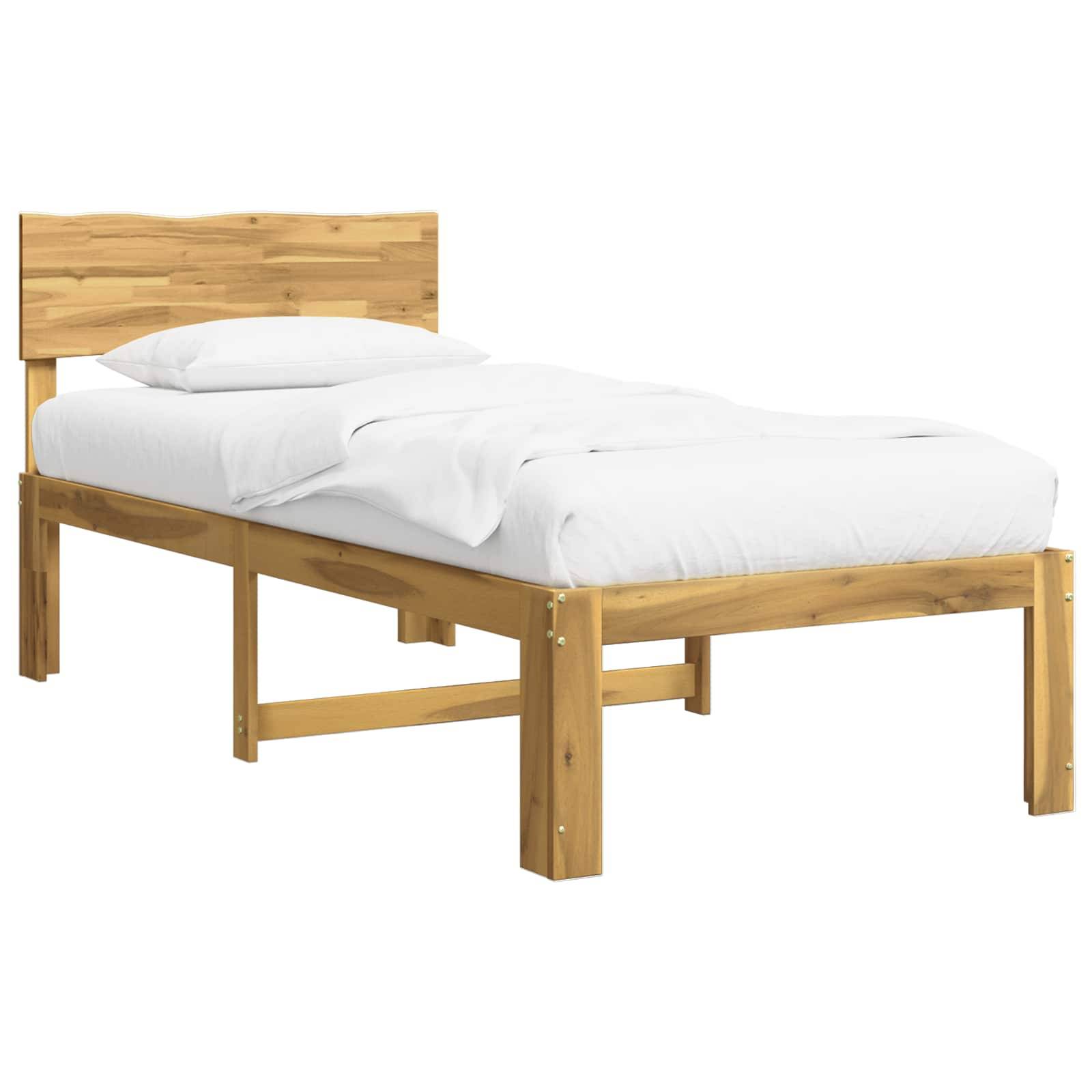 Holzbett mit weißer Bettwäsche und Kissen, dargestellt vor einem schlichten weißen Hintergrund.