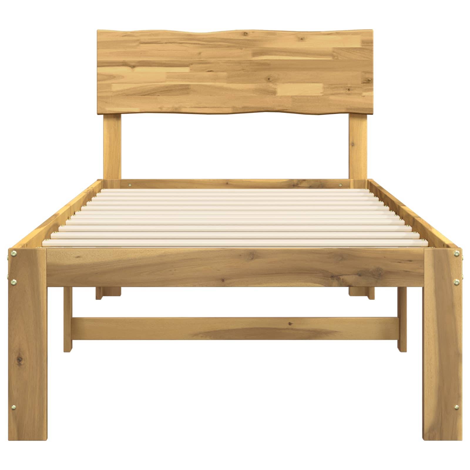 Holzbettrahmen mit Lattenrost und Kopfteil auf weißem Hintergrund.