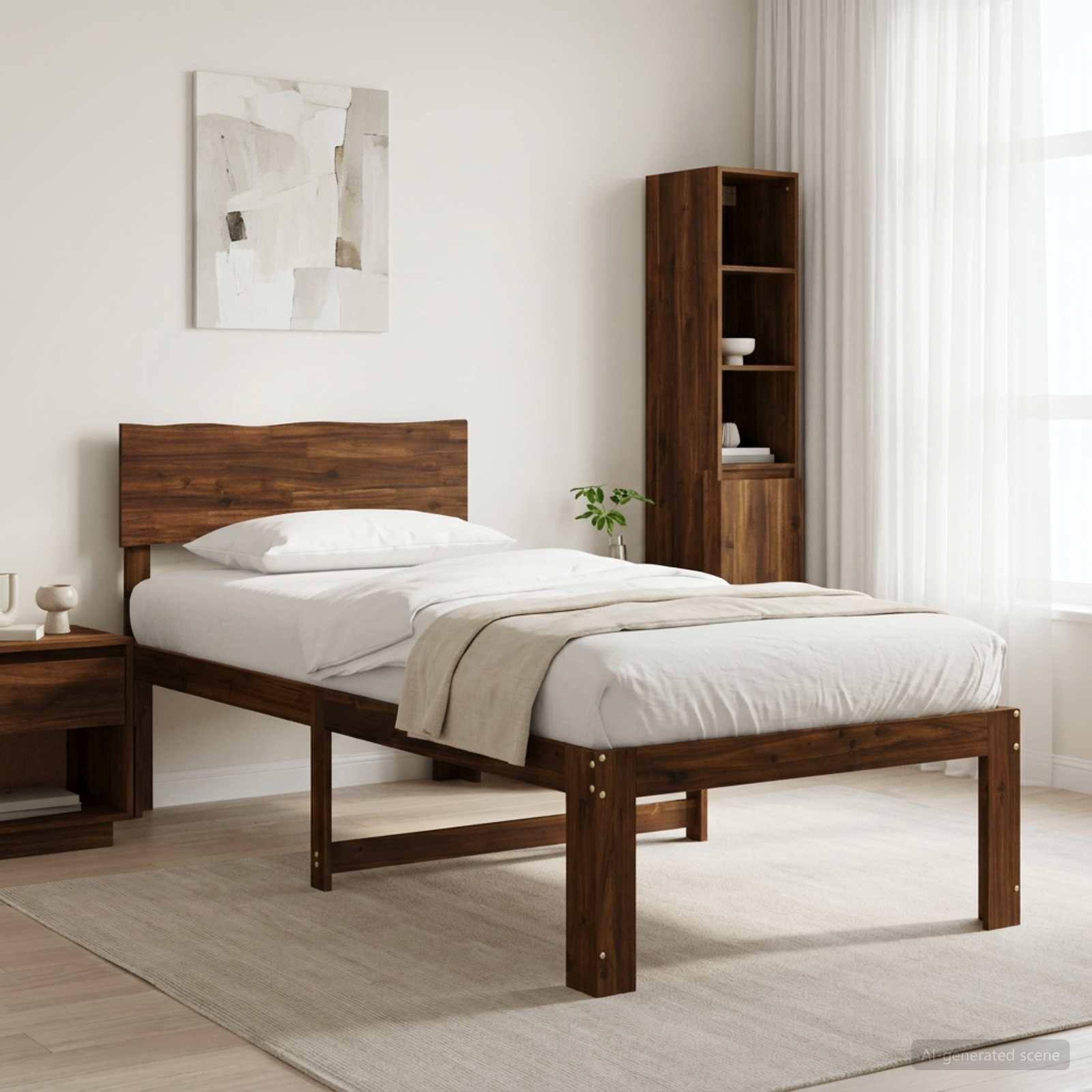 Modernes Schlafzimmer mit einem Holzbett, das mit weißer Bettwäsche bezogen ist, passivem Nachttisch und hohem Regal, neben einem hellen Fenster mit durchsichtigen Vorhängen.