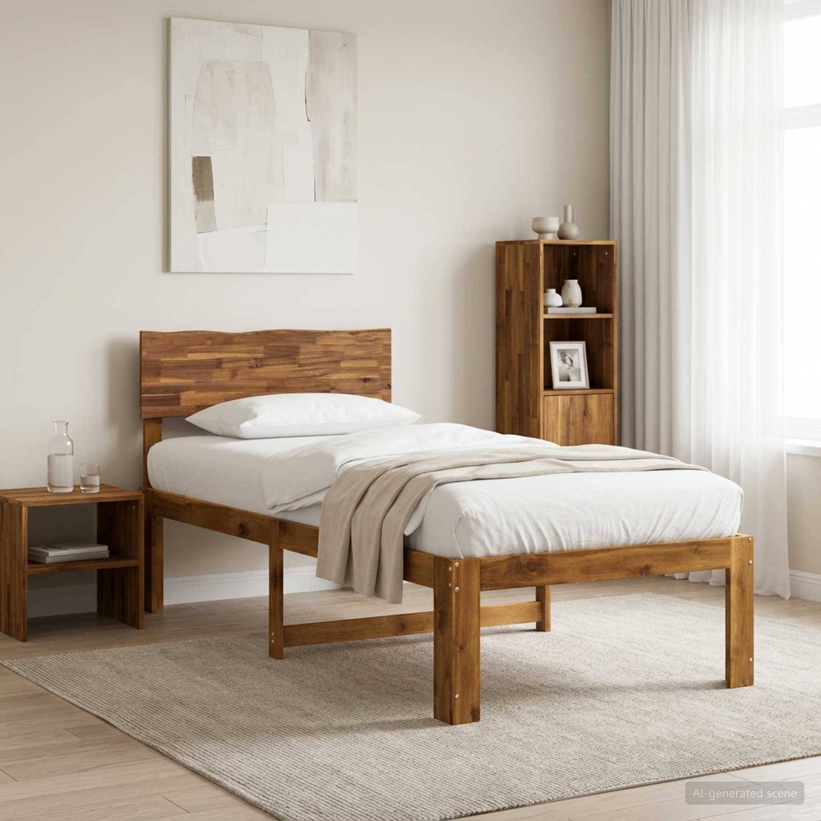 Minimalistisches Schlafzimmer mit einem Holzbett, weißer Bettwäsche, beigem Plaid, Nachttisch, Regalsystem und großem hellem Fenster.