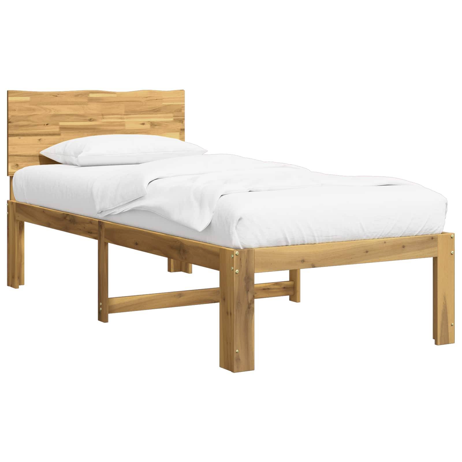 Holzbettprahmen mit Kopfteil, bezogen mit weißer Bettwäsche und einem Kissen, vor weißem Hintergrund dargestellt.