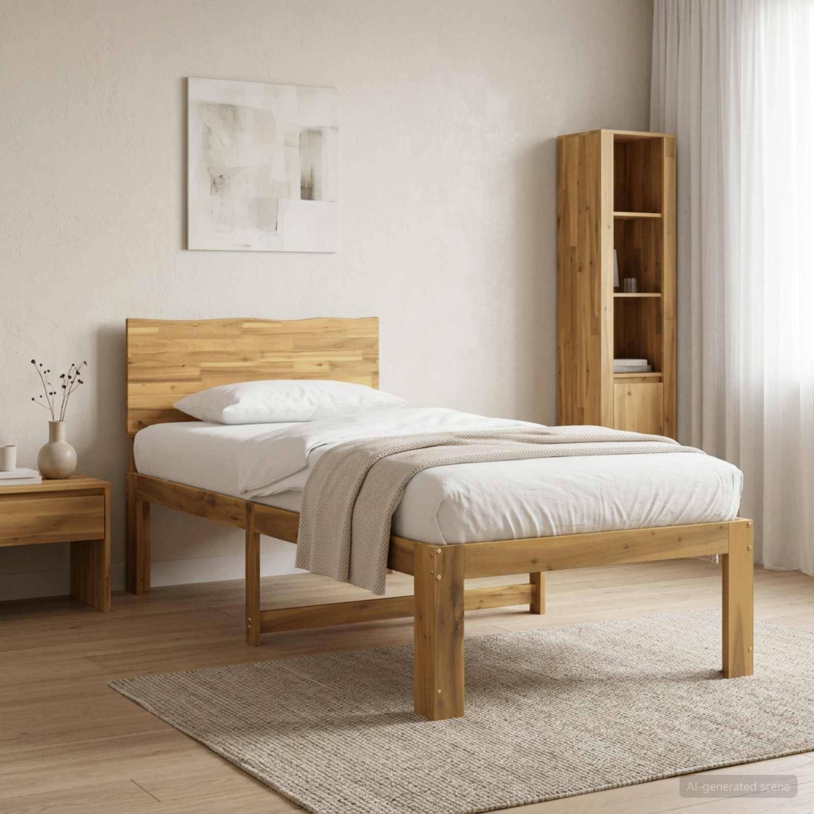 Minimales Schlafzimmer mit einem Holzbett, weißer Bettwäsche, Nachttisch, hohem Regal und sanftem Naturlicht aus einem Fenster.