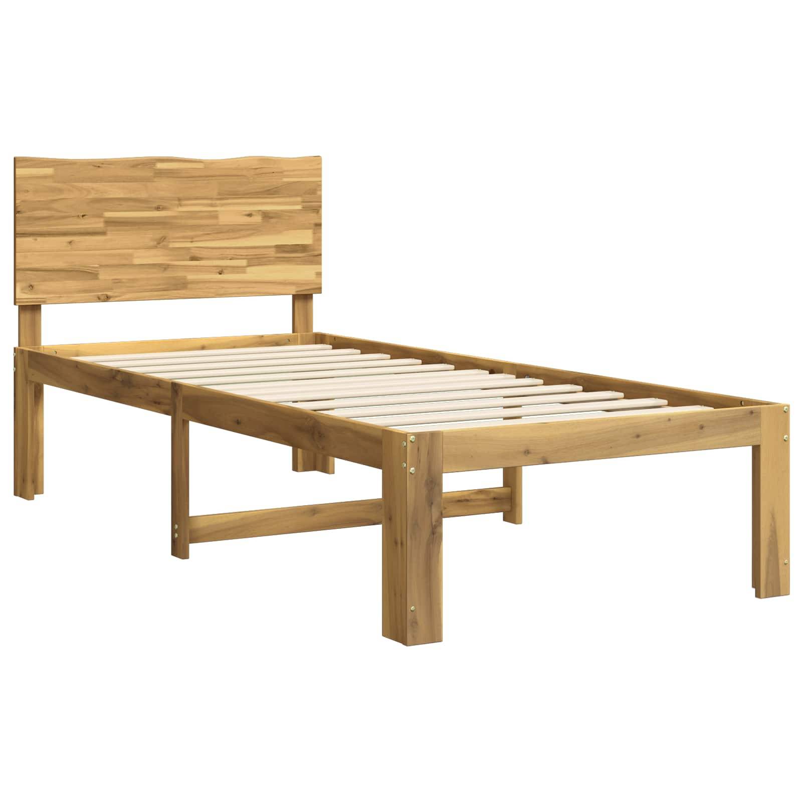 Holzbettrahmen mit Lattenrost und hohem Kopfteil auf weißem Hintergrund.
