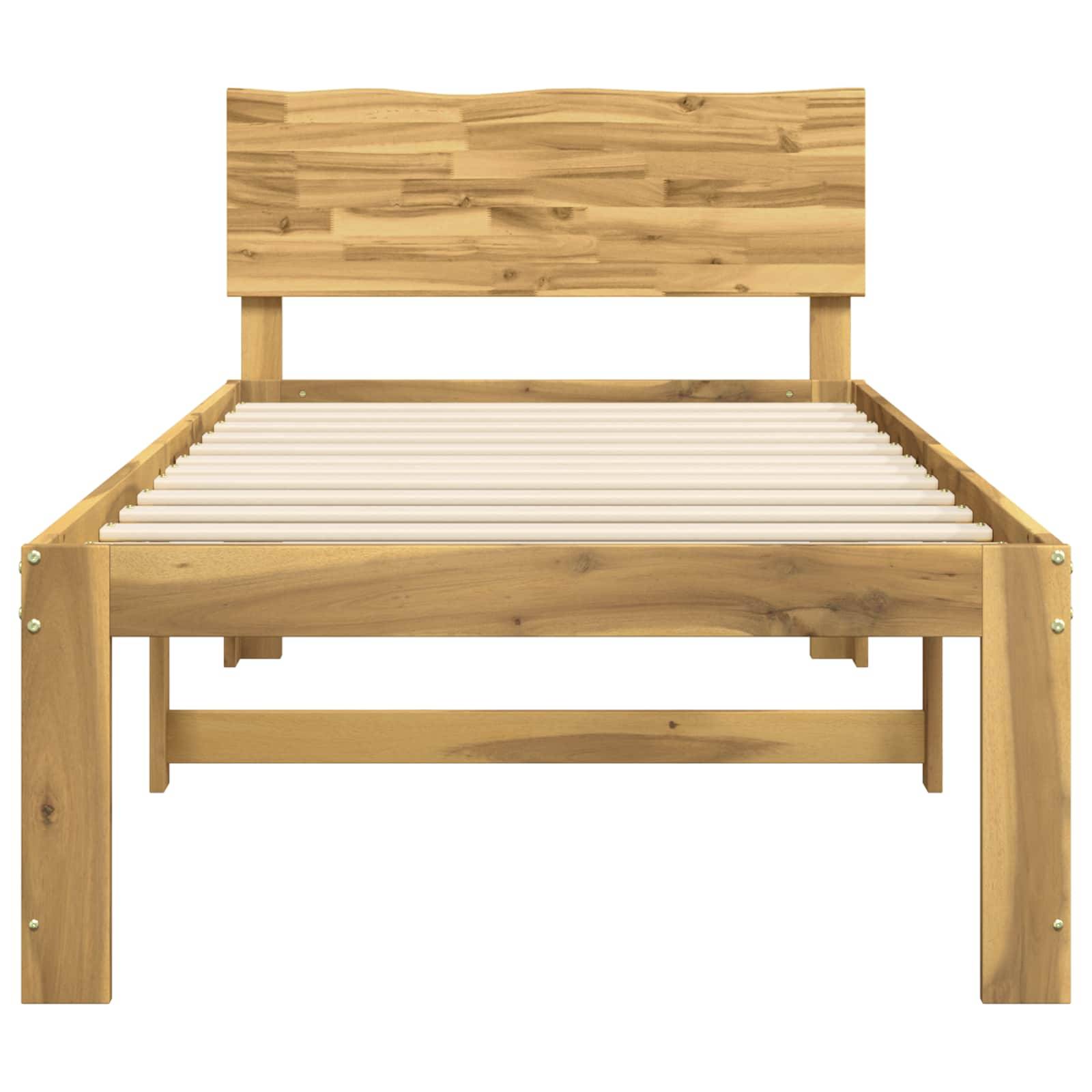 Holzrahmen für ein Bett mit Lattenboden und hohem Kopfteil, vor weißem Hintergrund dargestellt.
