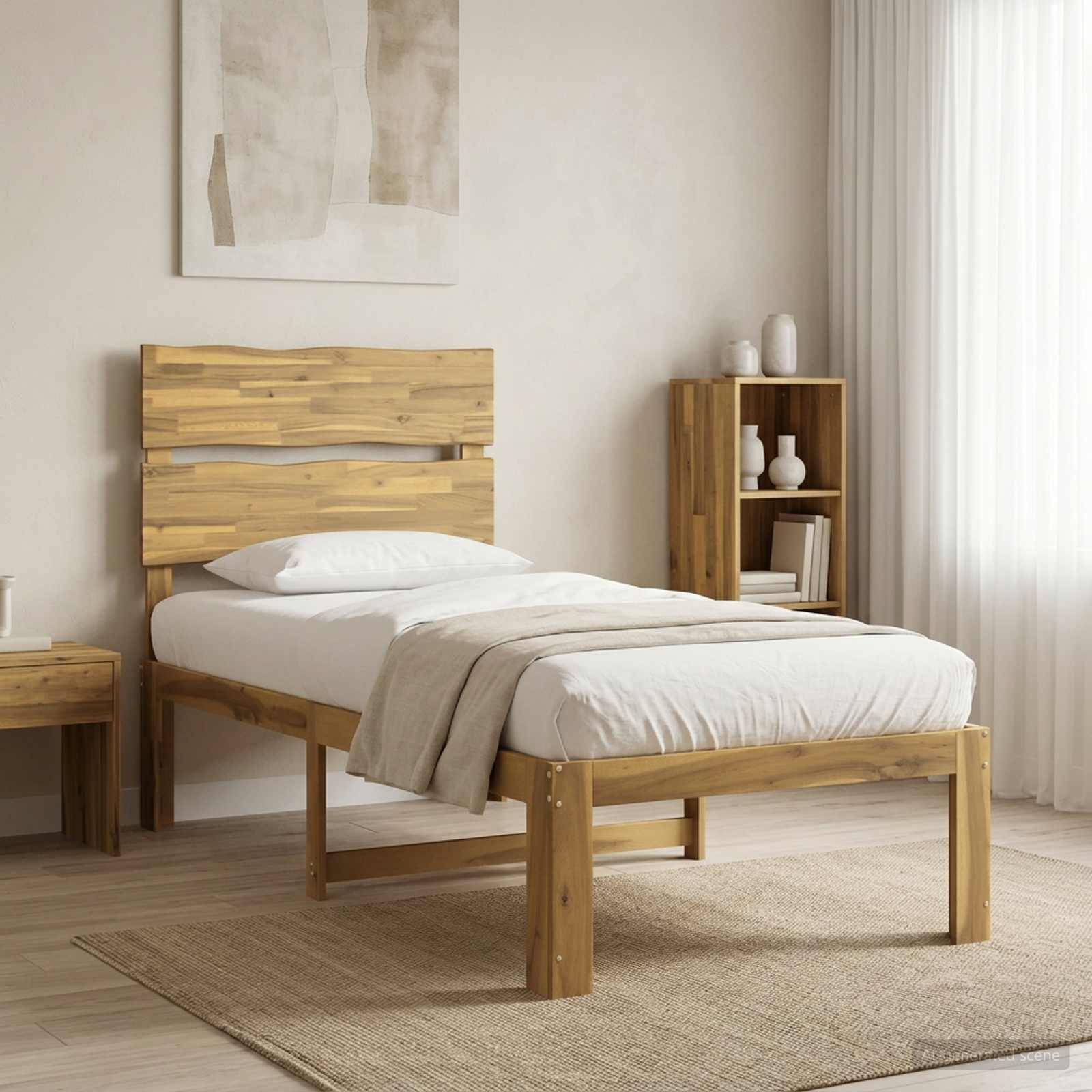 Holzbett mit weißer Bettwäsche und einer beigen Decke in einem minimalistischen Schlafzimmer, neben einem kleinen Regal und durchsichtigen Vorhängen.