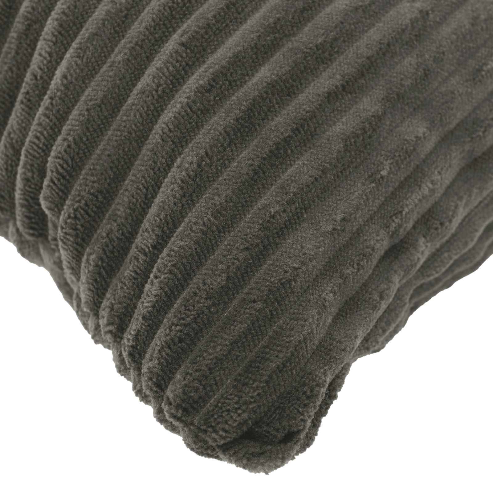 Nahaufnahme eines dunkelgrauen gerippten Strickstoffs, der die strukturierte gefaltete Kante auf weißem Hintergrund zeigt.