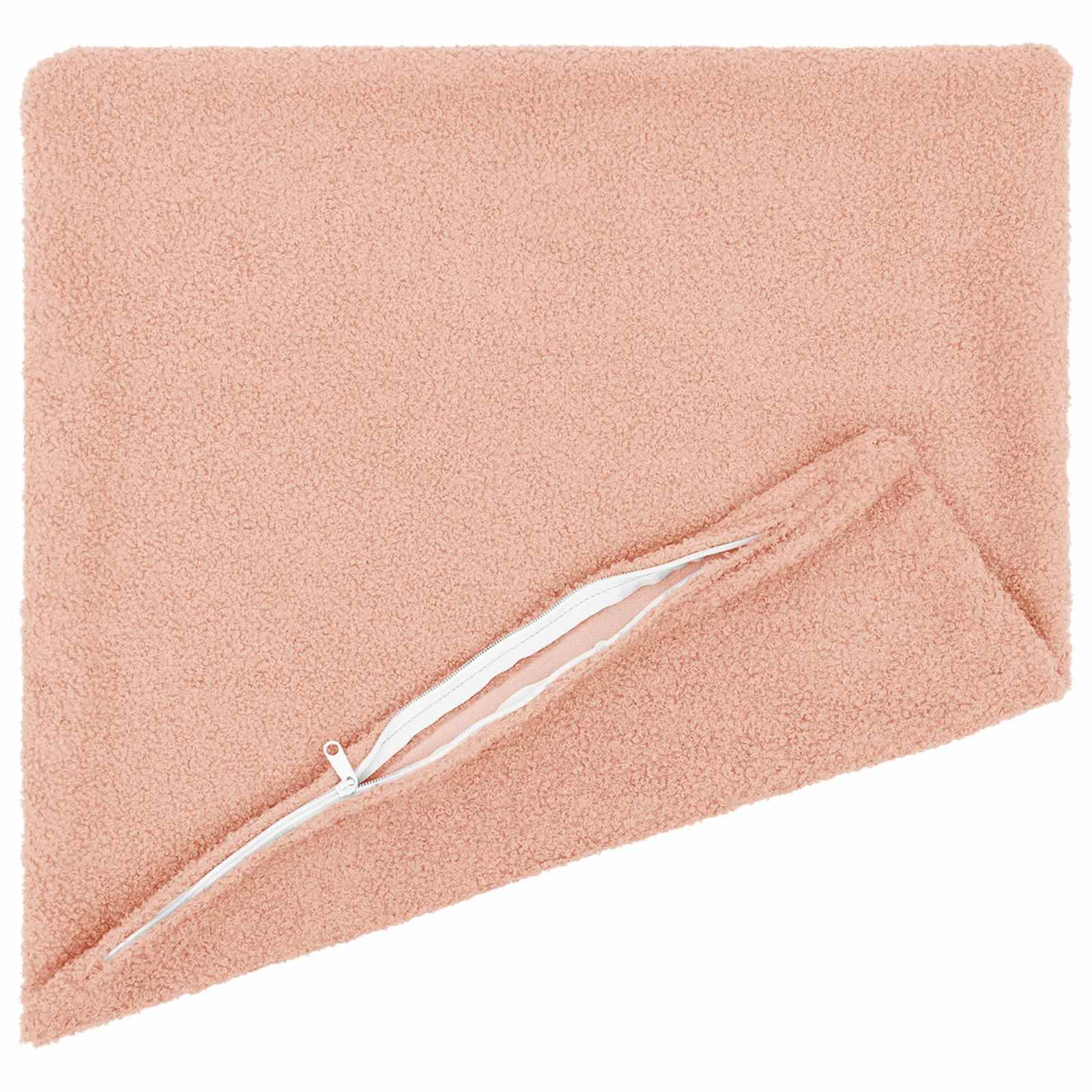 Pfirsichfarbiger Reißverschluss-Rechteckbeutel oder -Etui aus flauschigem Stoff, auf weißem Hintergrund gezeigt.
