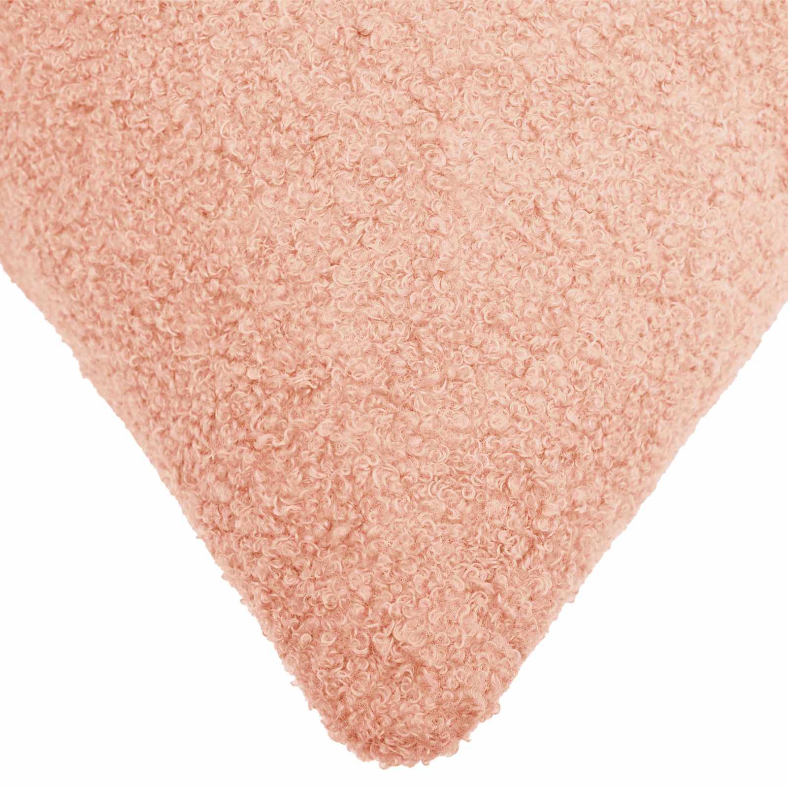 Nahaufnahme eines rosa strukturierten dreieckigen Handtuchs oder Tuches, das den Großteil des Rahmens gegen einen weißen Hintergrund ausfüllt.