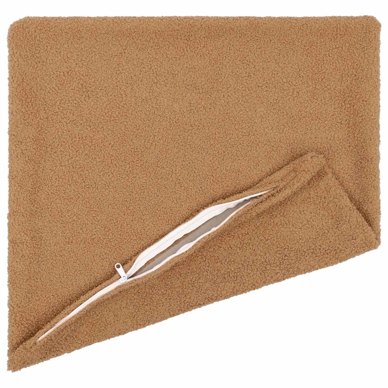 Braunes Fleece-Täschchen oder Kissen mit diagonalem weißem Reißverschluss, der teilweise offen ist, auf weißem Hintergrund gezeigt.