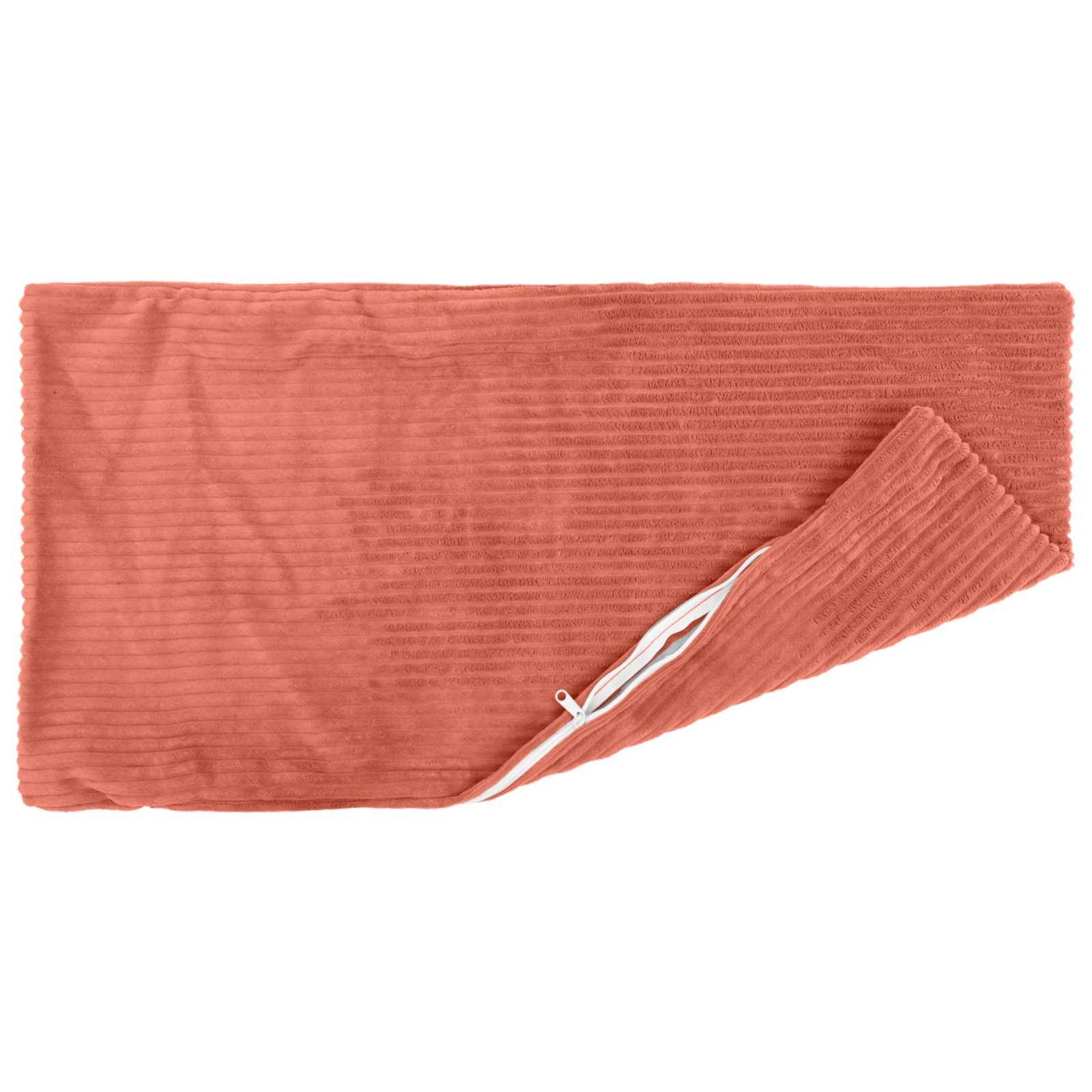Korallenfarbene gerippte Clutch oder Tasche mit Reißverschluss, geschlossen auf weißem Hintergrund gezeigt.