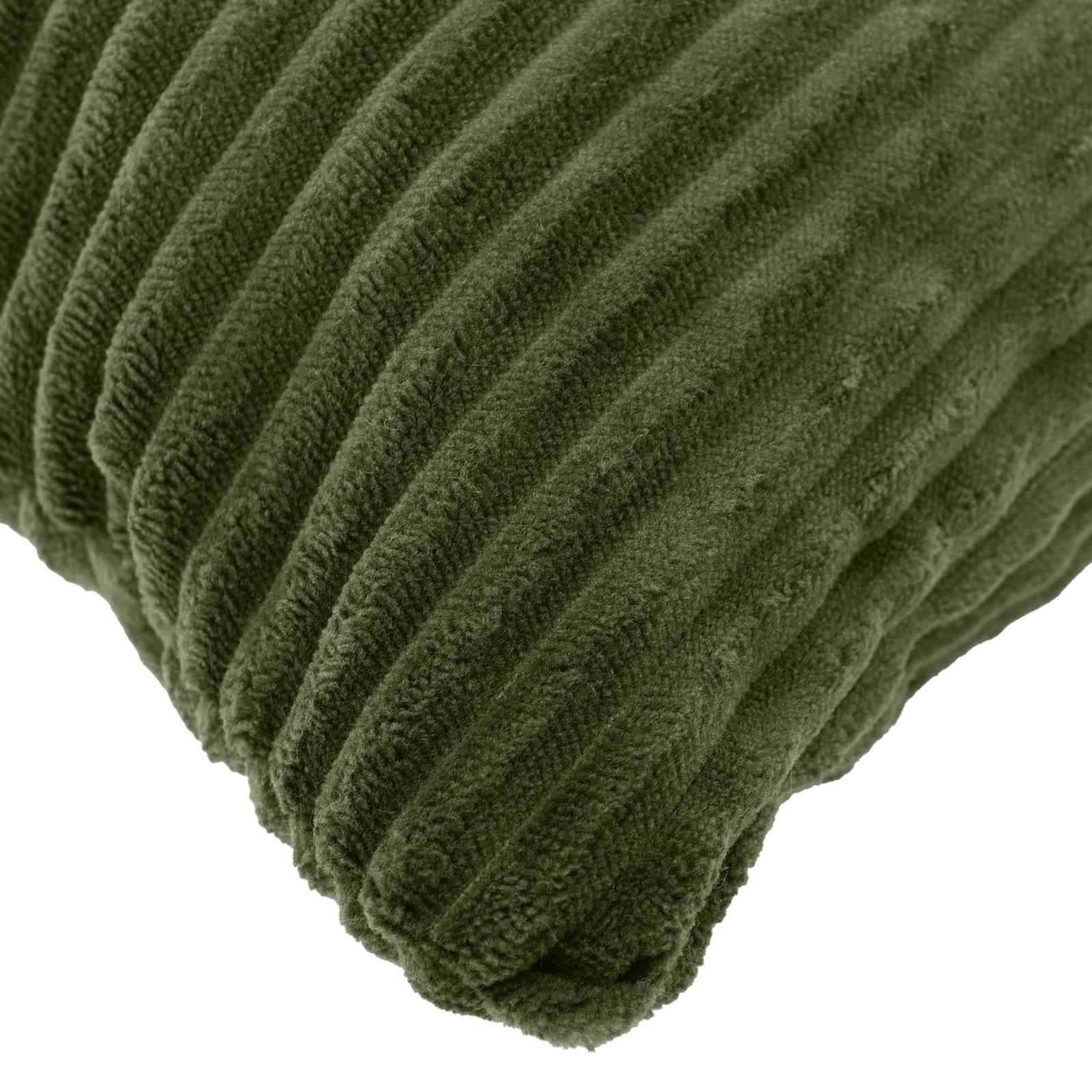 Nahaufnahme eines olivgrünen gerippten Strickstoffstücks auf weißem Hintergrund, das ein verjüngtes gefaltetes Ende zeigt.