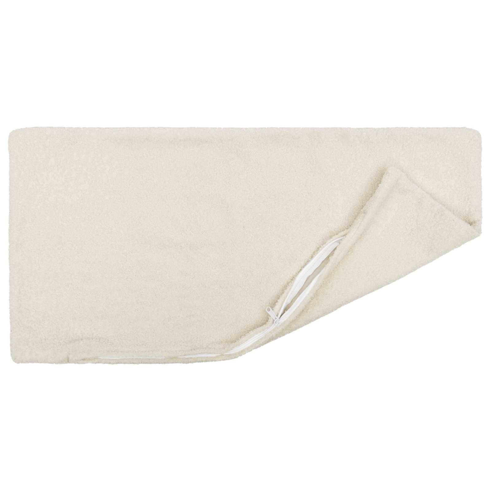Gefaltete cremefarbene Decke oder Wurfdecke mit einer zurückgeschlagenen Ecke, gezeigt auf weißem Hintergrund.
