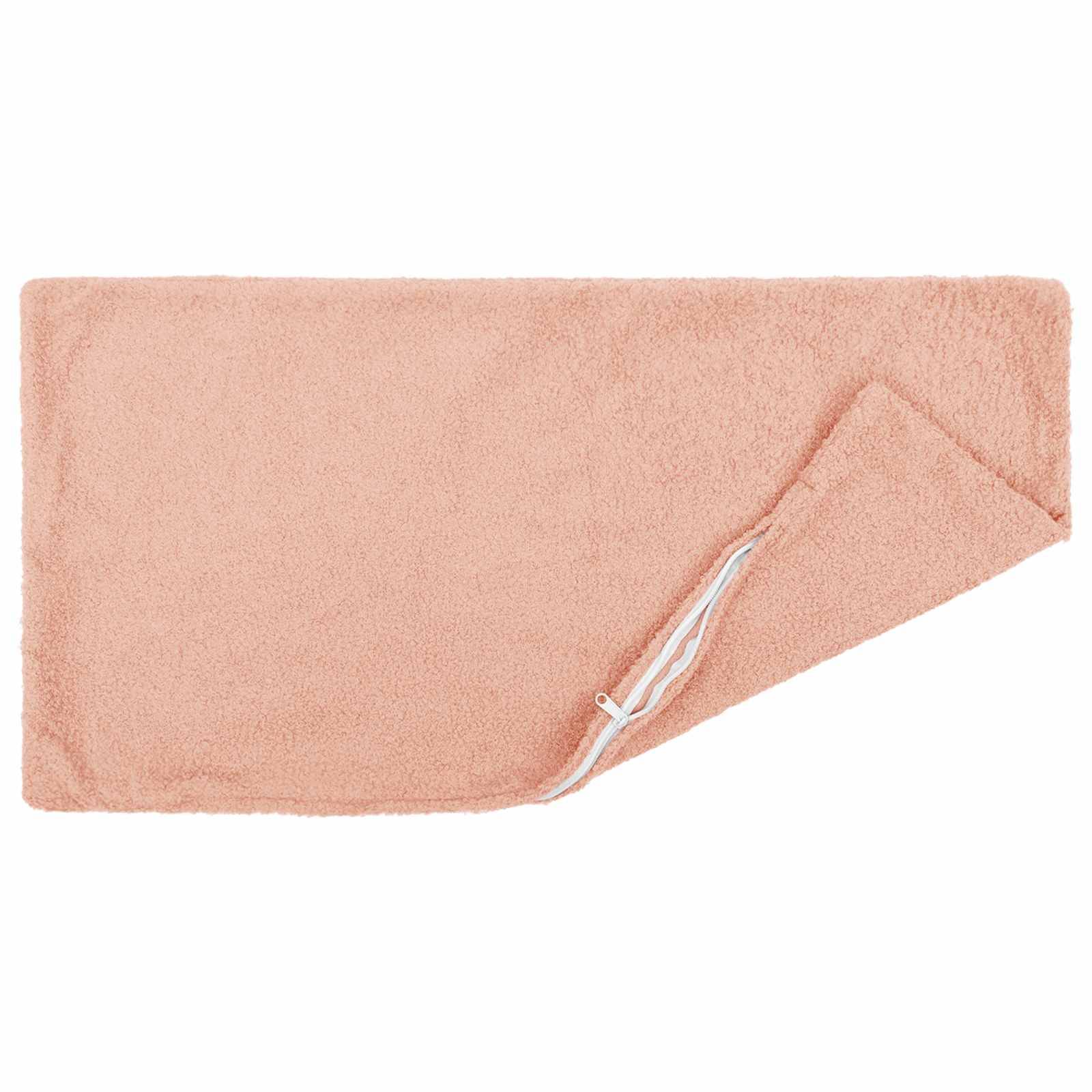 Gefaltetes pfirsichfarbenes Badetuch mit Reißverschluss in einer Ecke zum Lagern oder Aufhängen.