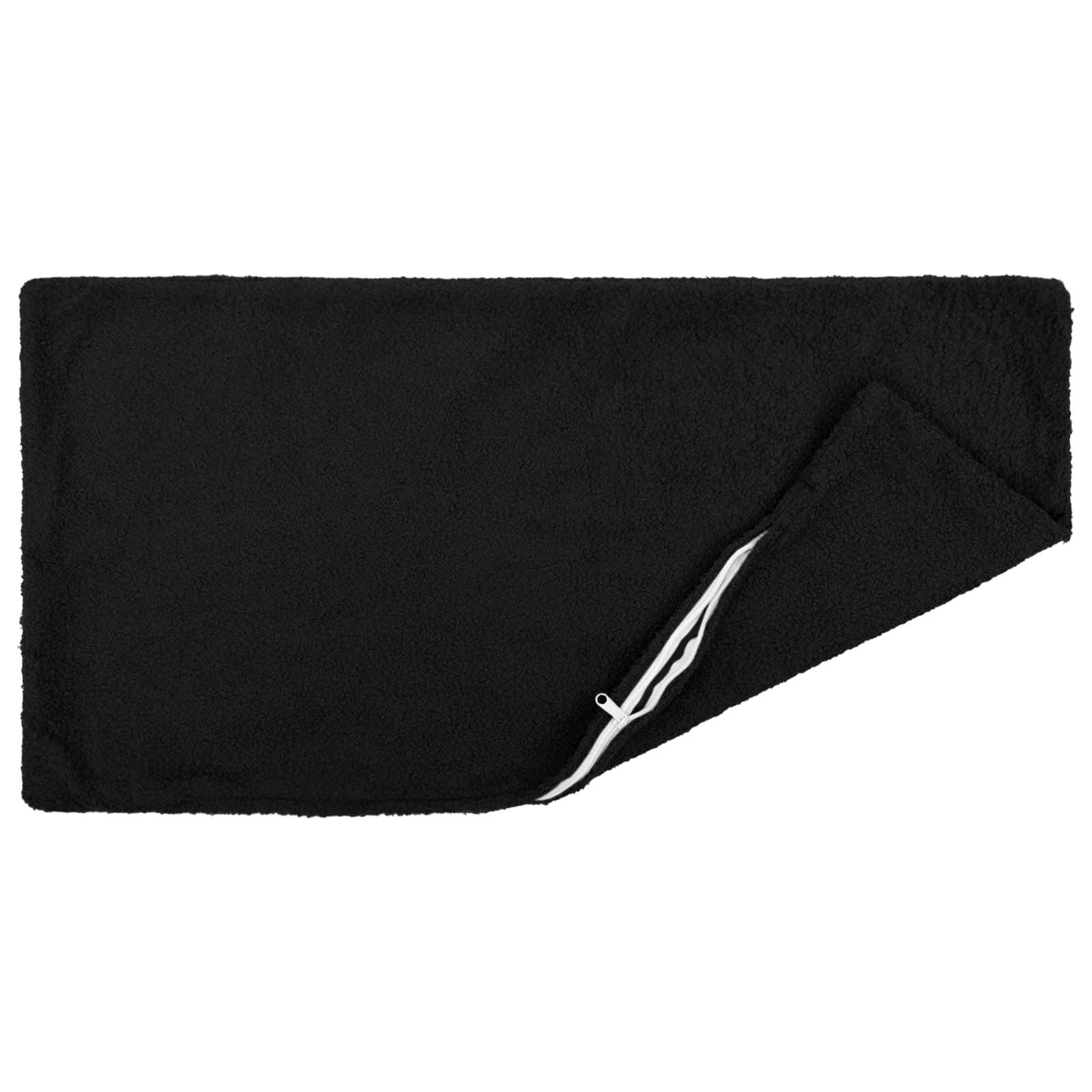 Schwarze zusammengefaltete Fleece-Decke mit sichtbarem weißem Reißverschlussrand an einer Ecke.