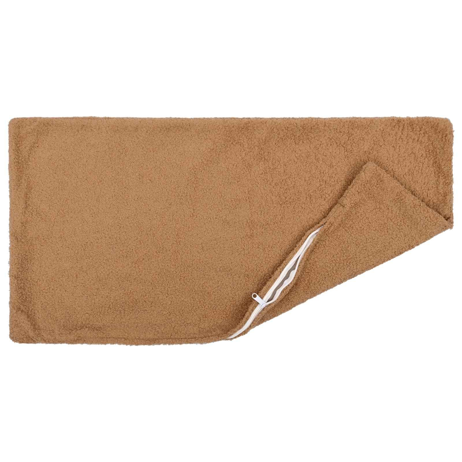 Braunes gefaltetes Handtuch oder eine Decke mit einem teilweise geöffneten Reißverschluss an einer Ecke auf weißem Hintergrund.