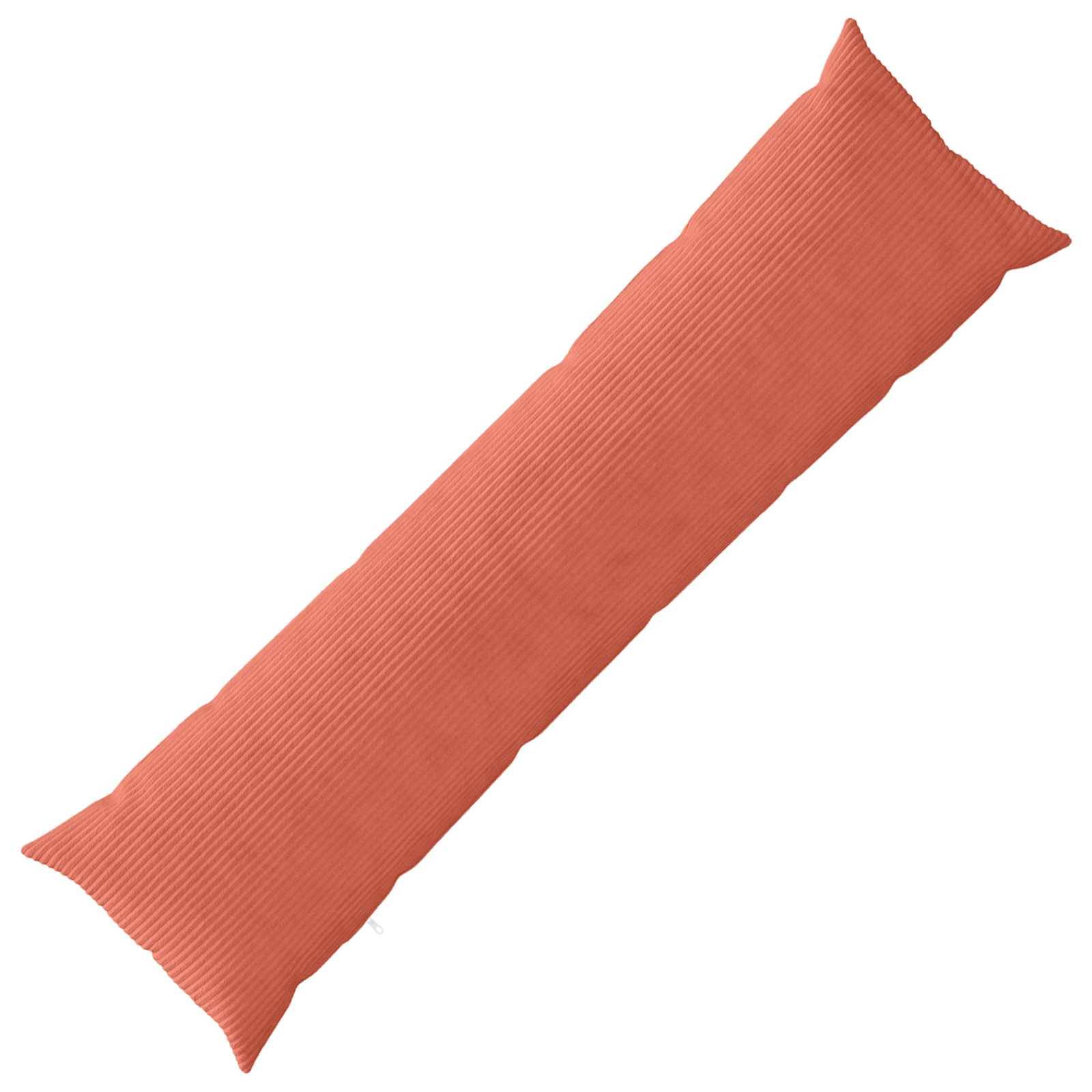 Langes orangefarbenes geripptes rechteckiges Kissen oder Rollkissen auf weißem Hintergrund.