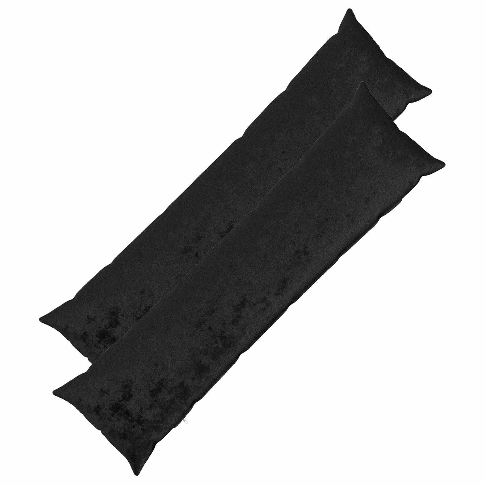 Zwei schwarze längliche aufblasbare Polster oder Kissen diagonal auf weißem Hintergrund platziert.