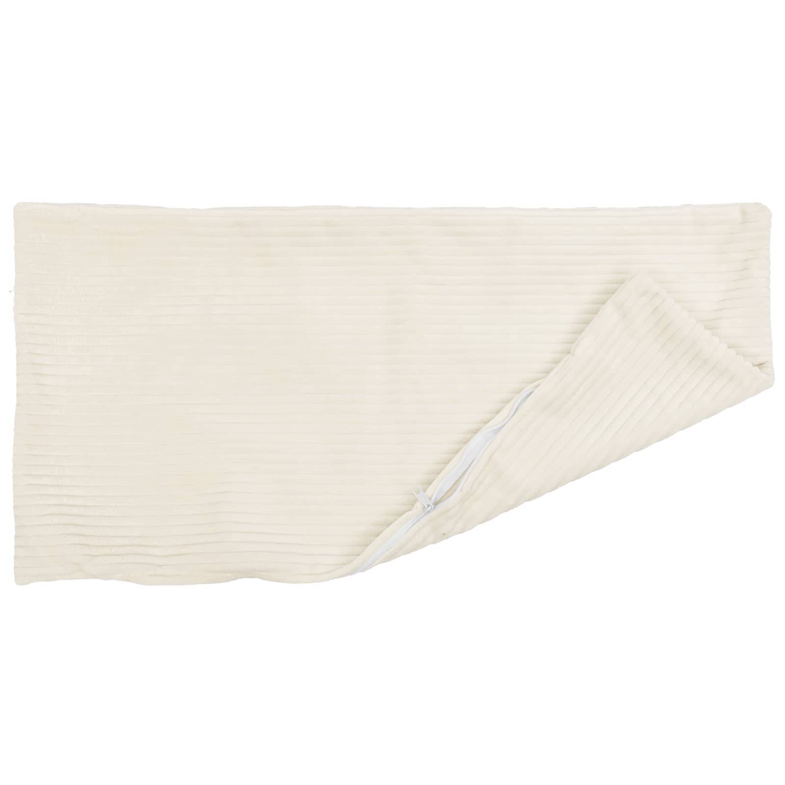 Gefaltetes cremefarbenes geripptes Strickstoffpanel mit einer diagonalen Klappe auf weißem Hintergrund.