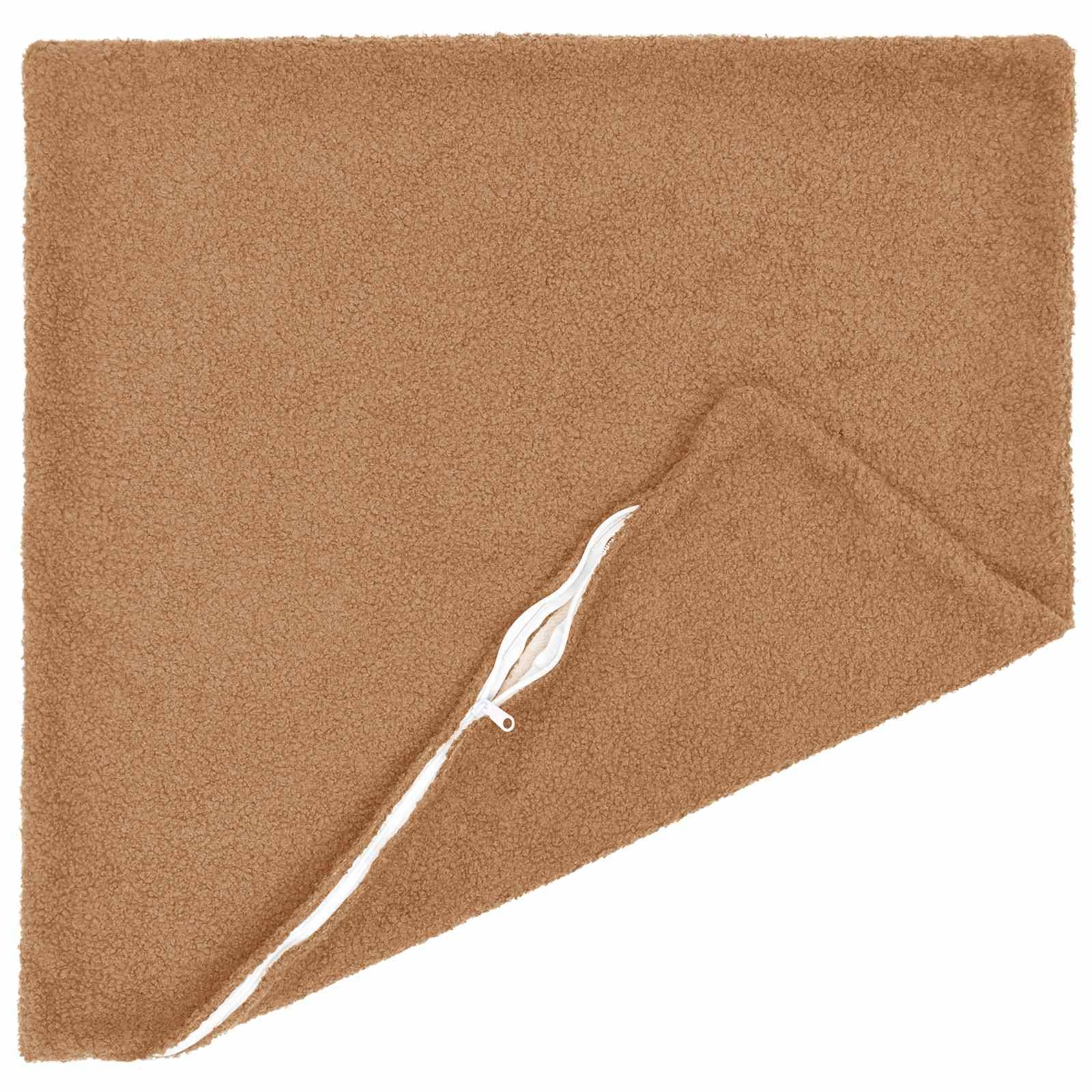 Braune quadratische Fleece-Wurfdecke mit einer nach hinten gefalteten Ecke, die einen weißen Reißverschlussverschluss zeigt.