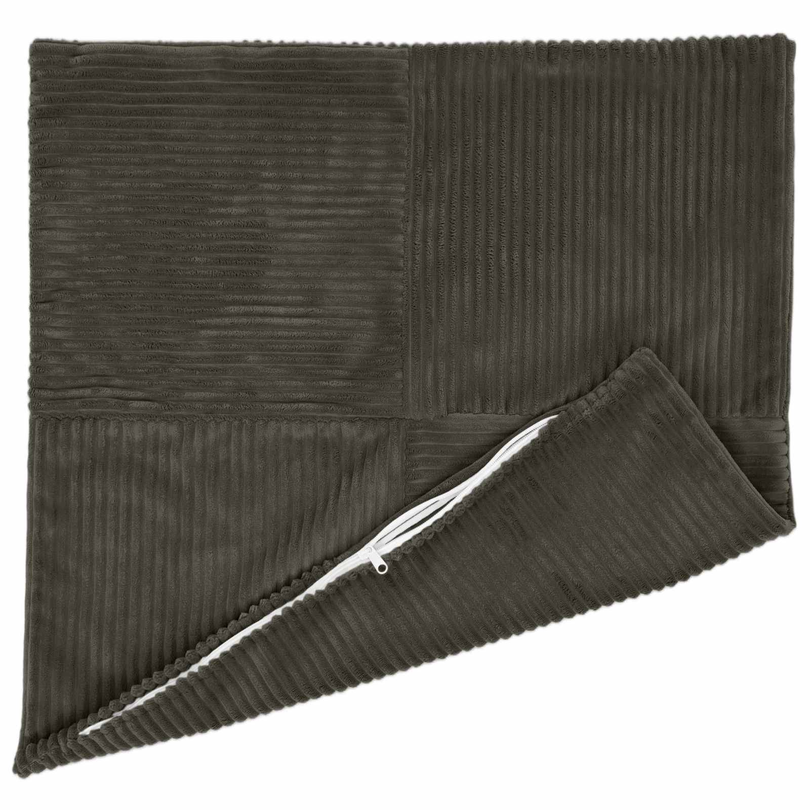 Dunkle gerippte Reißverschluss-Tasche oder Kissenbezug, teilweise offen auf weißem Hintergrund gezeigt.
