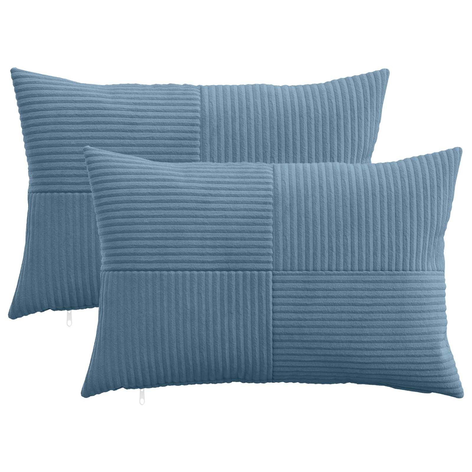 Zwei blaue rechteckige dekorative Kissen mit Patchwork-Rippenstoff auf weißem Hintergrund.
