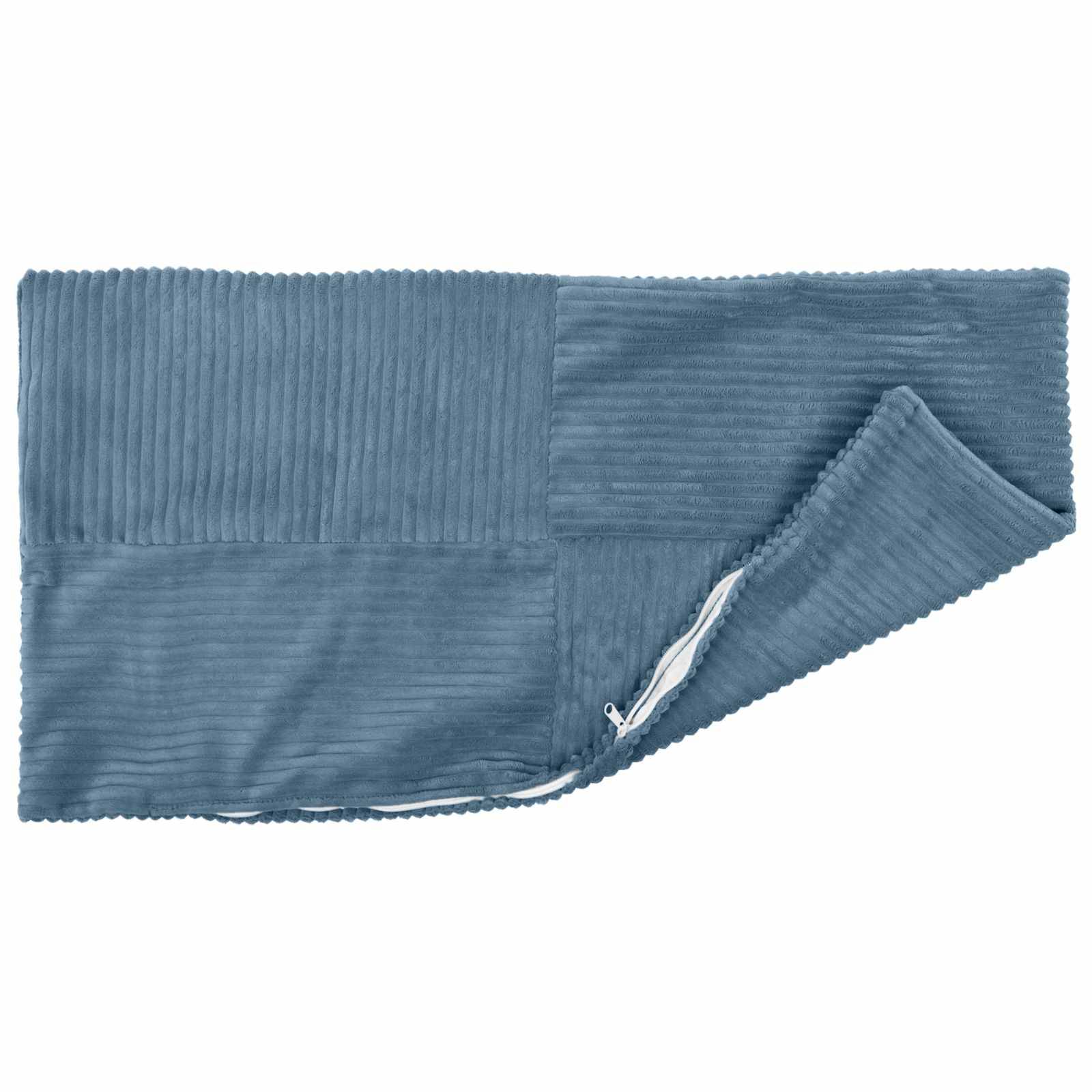 Blaue gerippte Stoffdecke oder Wurfdecke mit umgeschlagenem Eck auf weißem Hintergrund.