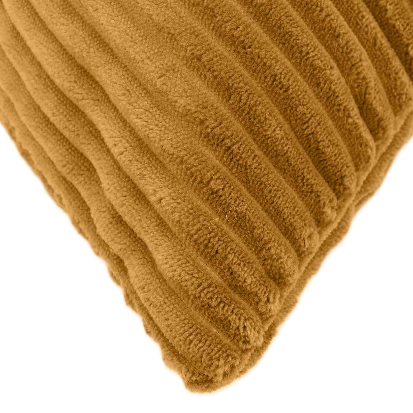 Nahaufnahme einer beigen gerippten Corduroy-Stoffecke auf weißem Hintergrund.