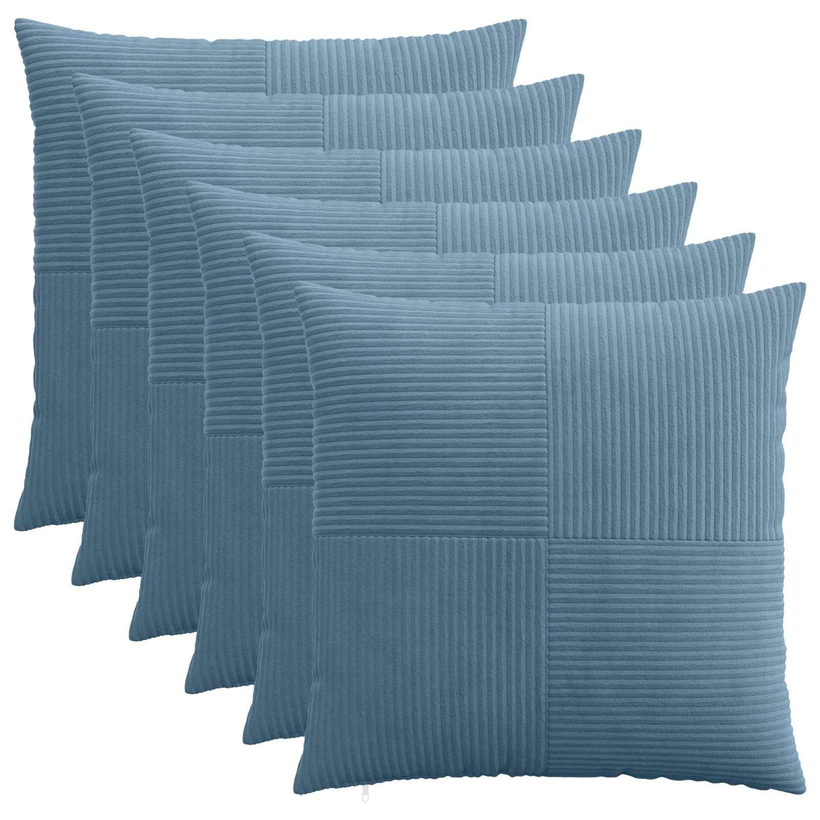 Stapel von fünf blauen quadratischen Wurfkissen mit gerippter Patchwork-Textur, überlappt auf weißem Hintergrund dargestellt.