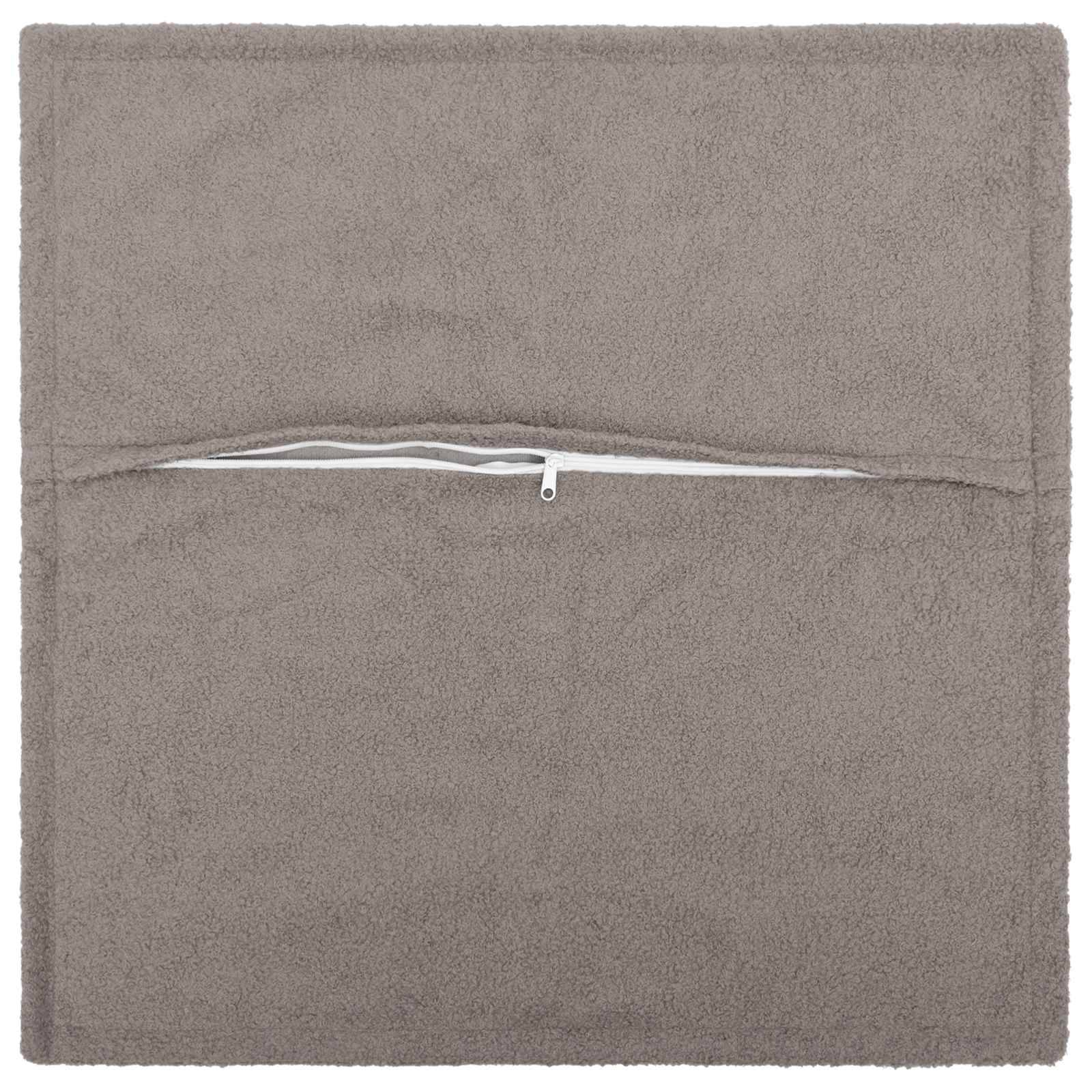 Beigefarbene Fleece-Decke flach gefaltet, mit einer horizontalen Reißverschlusstasche in der Nähe der Mitte.