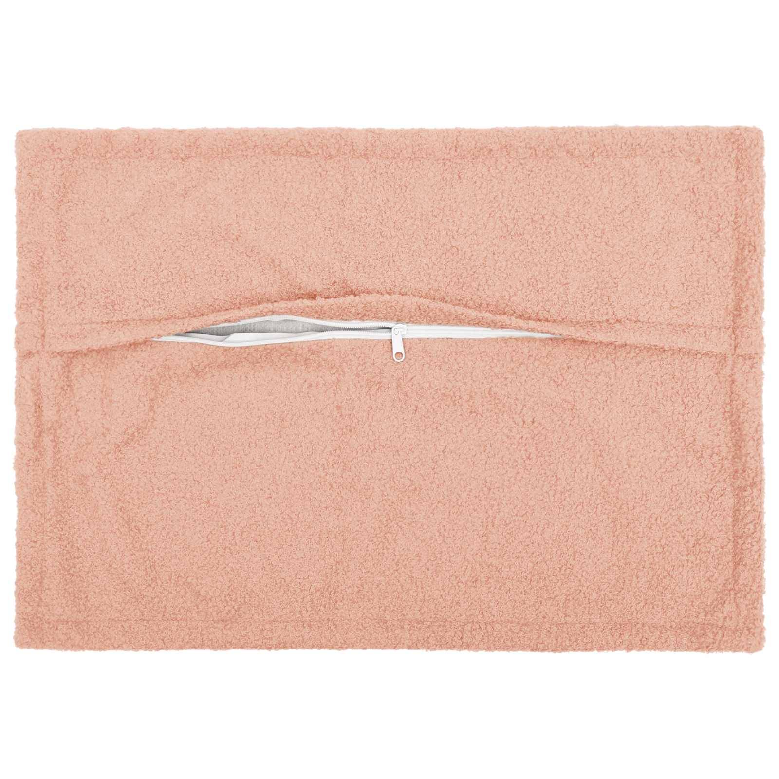 Rosa, flauschiges rechteckiges Täschchen oder Etui mit Reißverschluss, geschlossen, vor weißem Hintergrund gezeigt.
