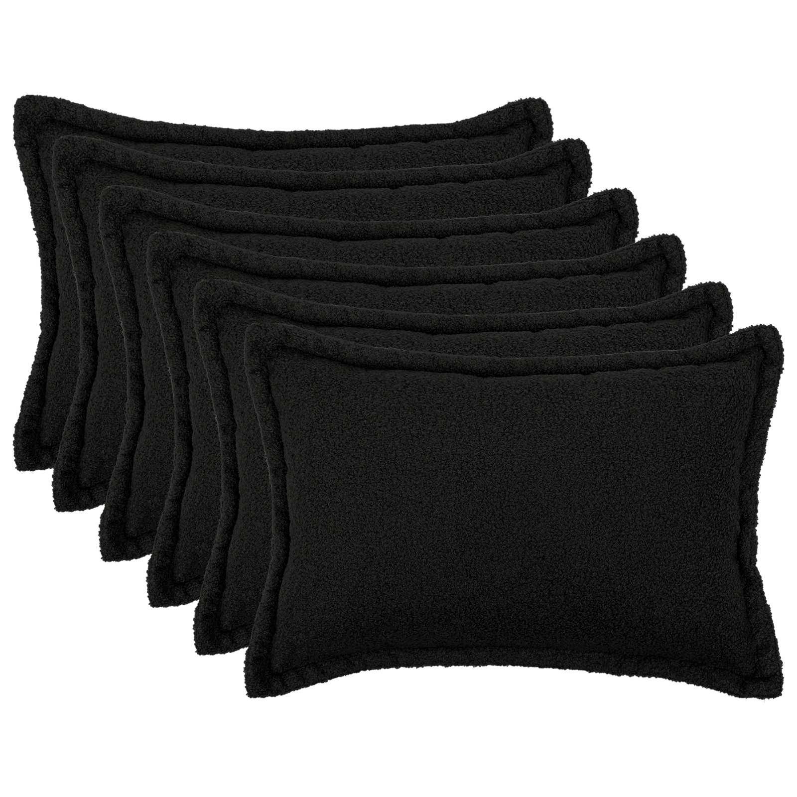 Stapel schwarzer rechteckiger Fleece-Kissen oder Polster auf weißem Hintergrund.