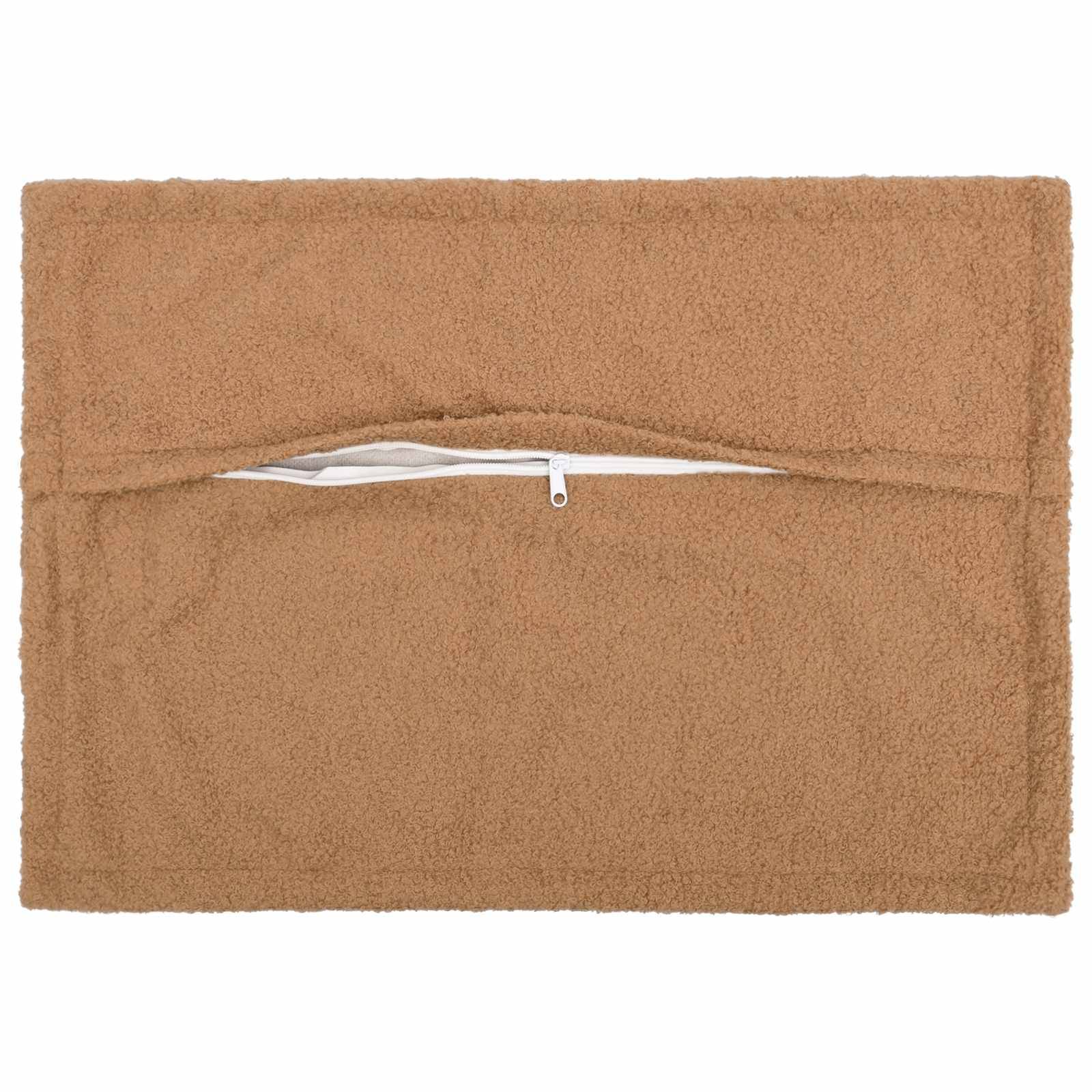 Braune Fleece-Reißverschlusstasche oder -Hülle flach auf weißem Hintergrund liegend, mit horizontaler Reißverschlussöffnung oben in der Nähe.