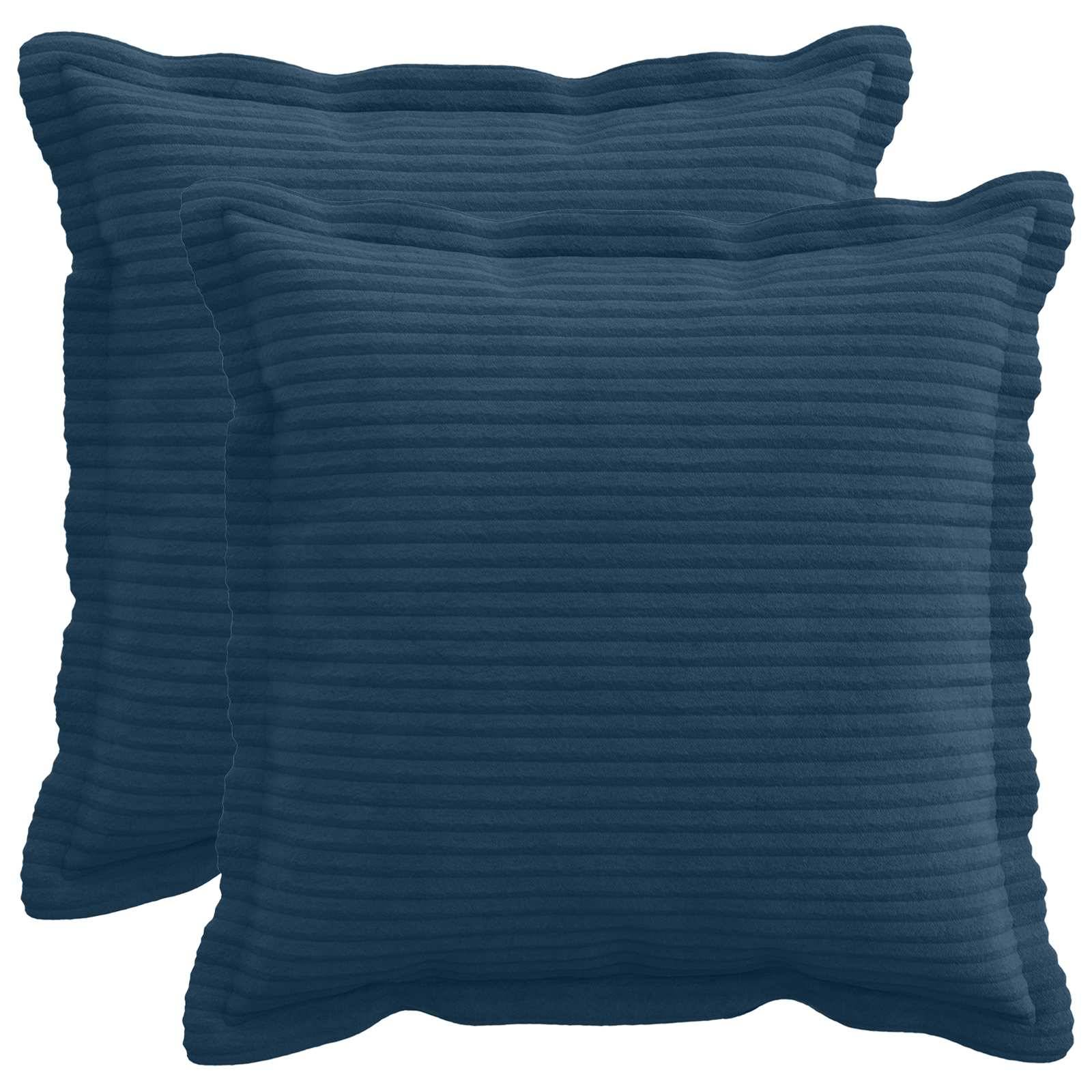 Zwei marineblau gerippte quadratische Wurf­kissen stapelweise auf weißem Hintergrund.