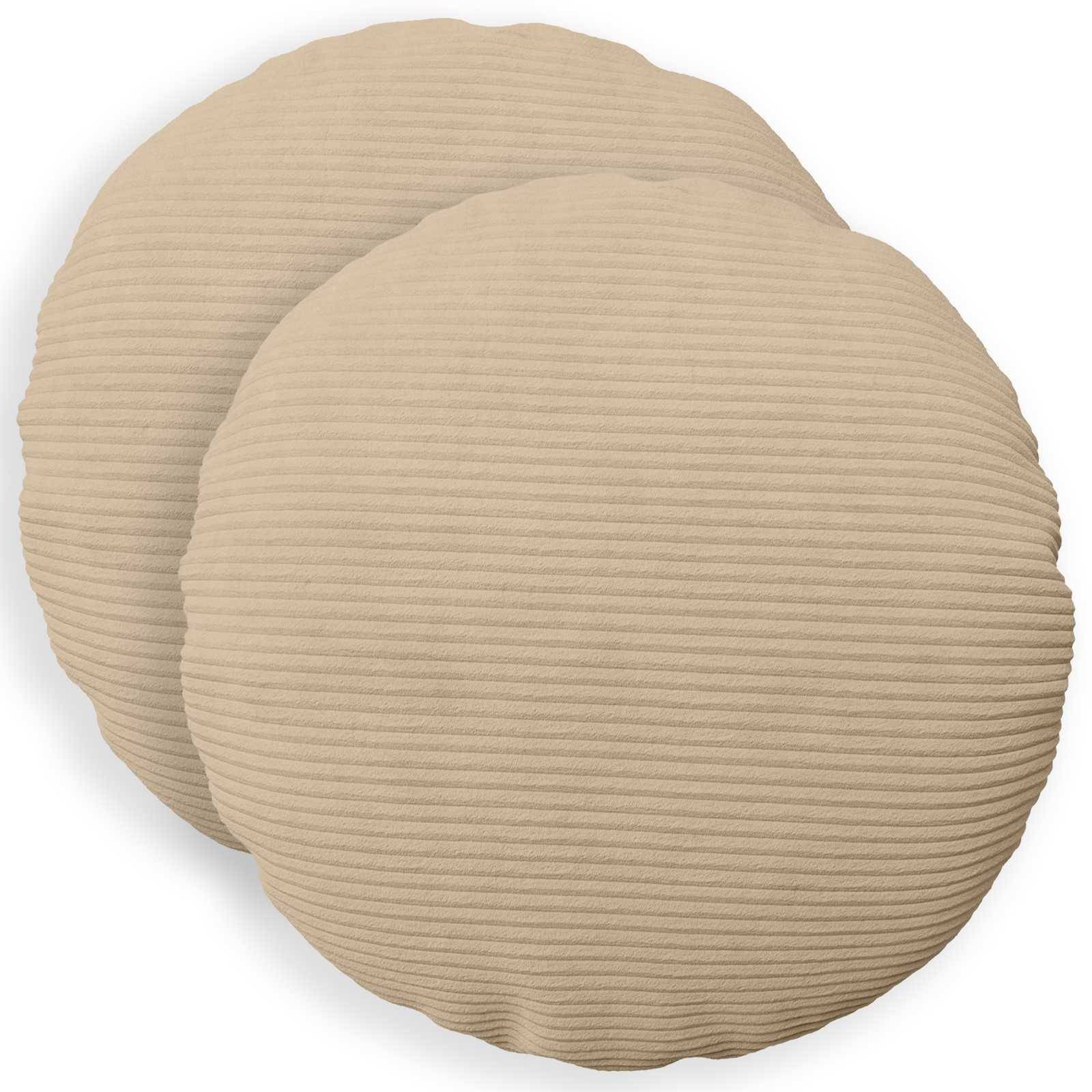 Zwei überlappende beige gerippte runde Kissen oder Poufs auf weißem Hintergrund.